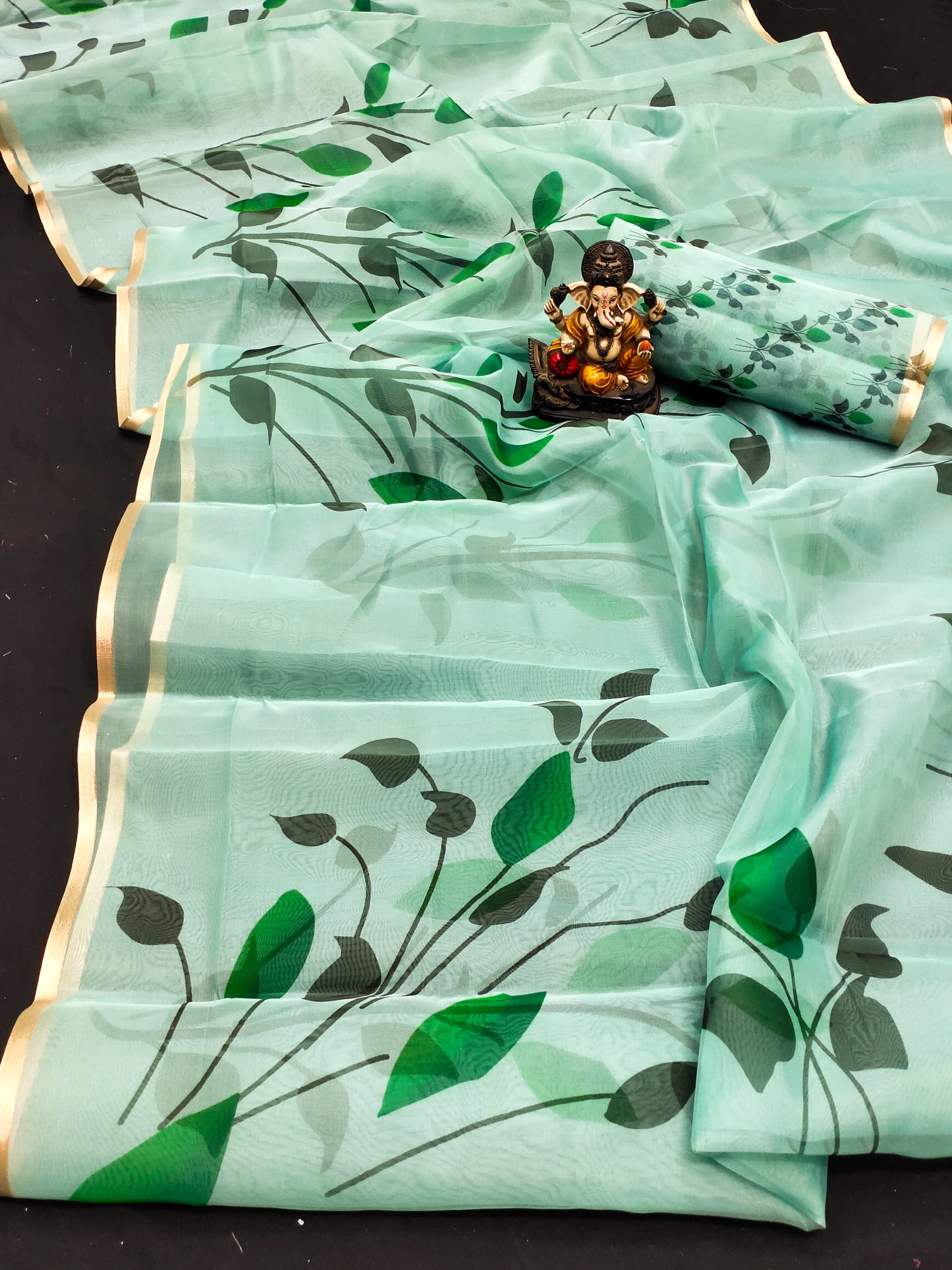 हरे रंग की बेहतरीन क्वालिटी वाली आर्ट सिल्क ऑर्गेना डिजिटल प्रिंट सॉफ्ट चमकदार साड़ी