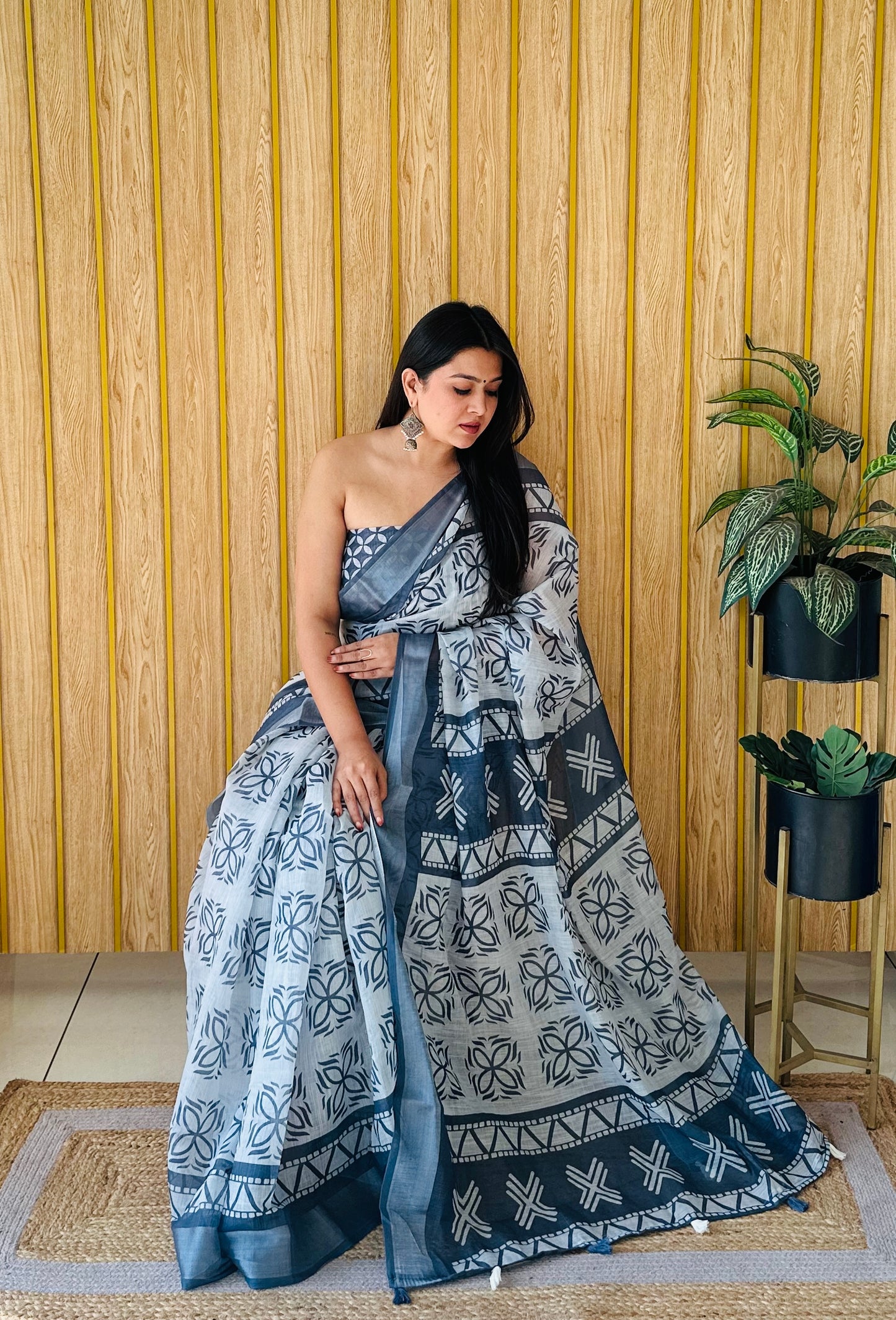 सफ़ेद-ग्रे रंग की प्रीमियम क्वालिटी सॉफ्ट लिनन कॉटन डिजिटल प्रिंट साड़ी सिल्वर बॉर्डर के साथ