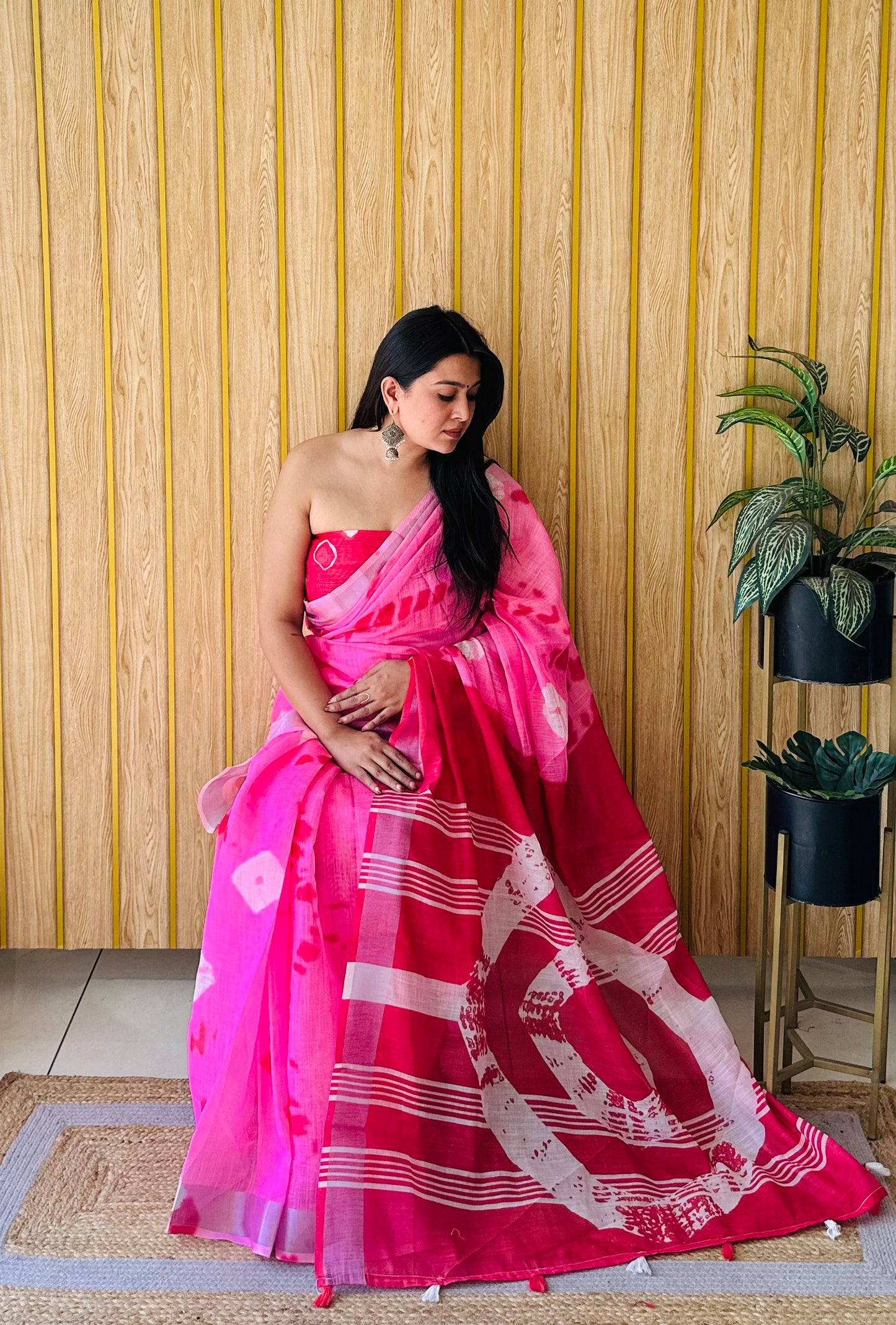 गहरे गुलाबी रंग की प्रीमियम गुणवत्ता वाली सॉफ्ट लिनन कॉटन डिजिटल प्रिंट साड़ी सिल्वर बॉर्डर के साथ