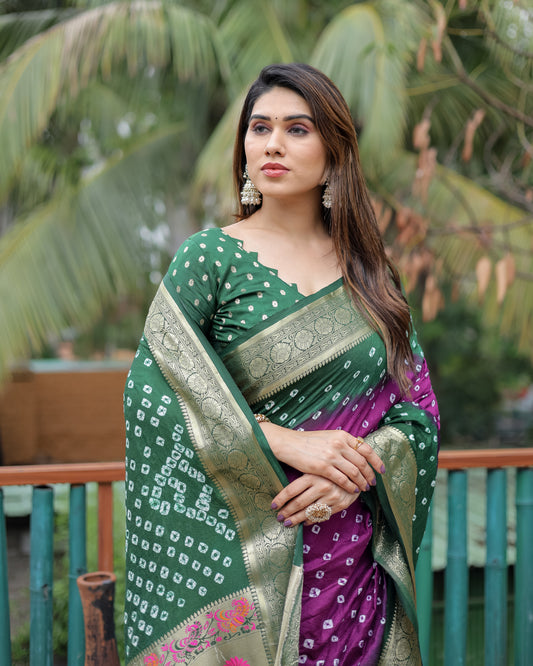 जरी पैठानी बुनाई बॉर्डर के साथ बैंगनी देविका डोला नरम रेशम बंधेज साड़ी