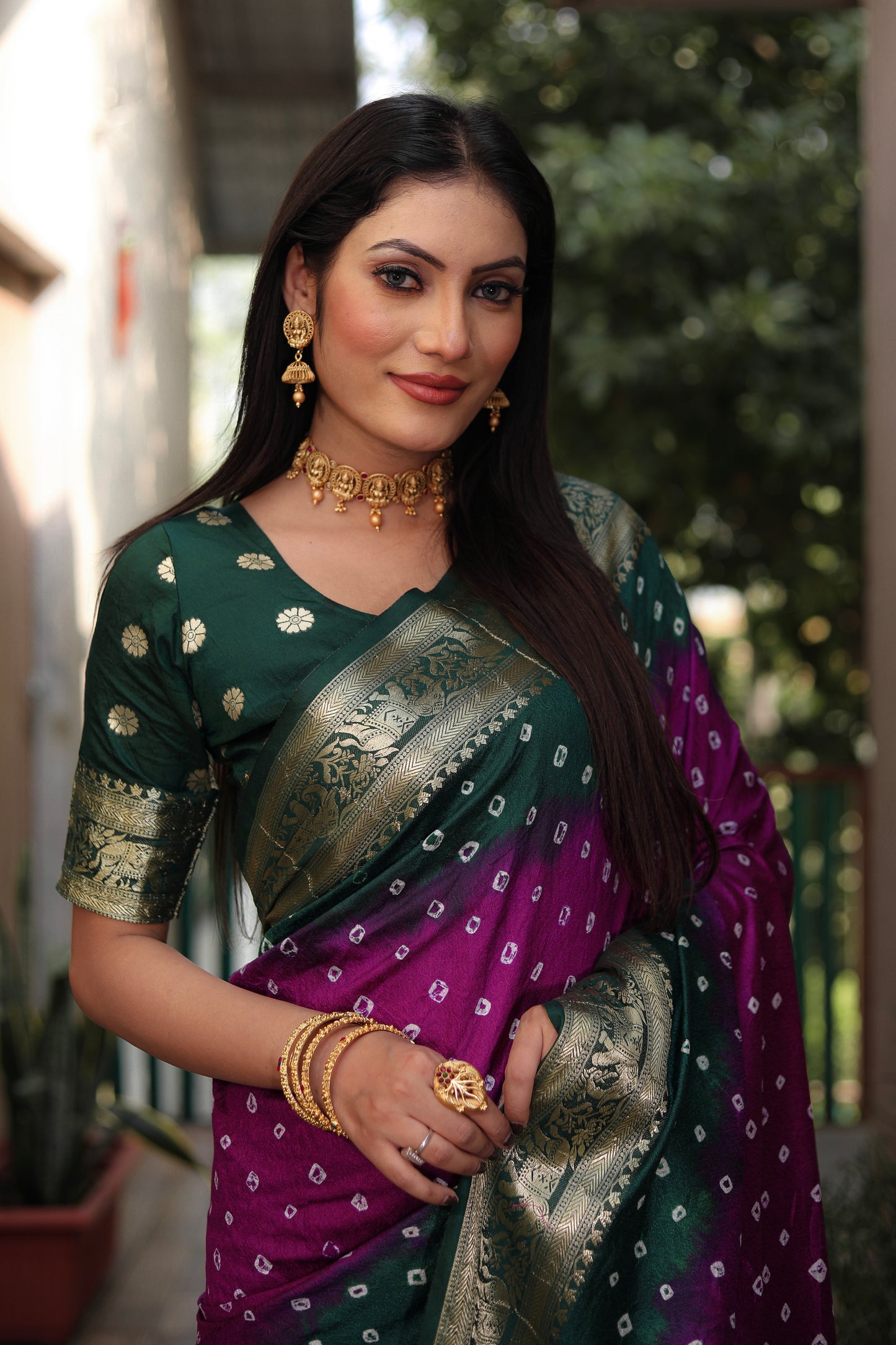 ज़री बॉर्डर रिच टिश्यू पल्लू के साथ बंधेज बॉर्डर वाली पर्पल वाहिनी बंधेज सिल्क साड़ी