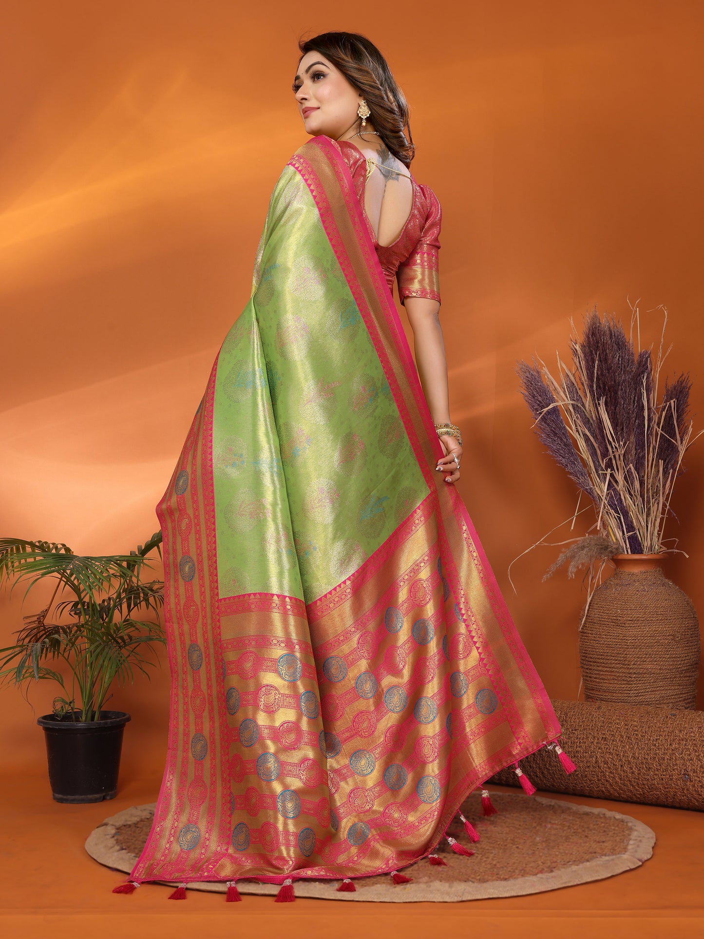 हरे रंग की सोनाली बनारसी टिशू सिल्क साड़ियाँ, पूरी बुनाई वाली बूटियाँ