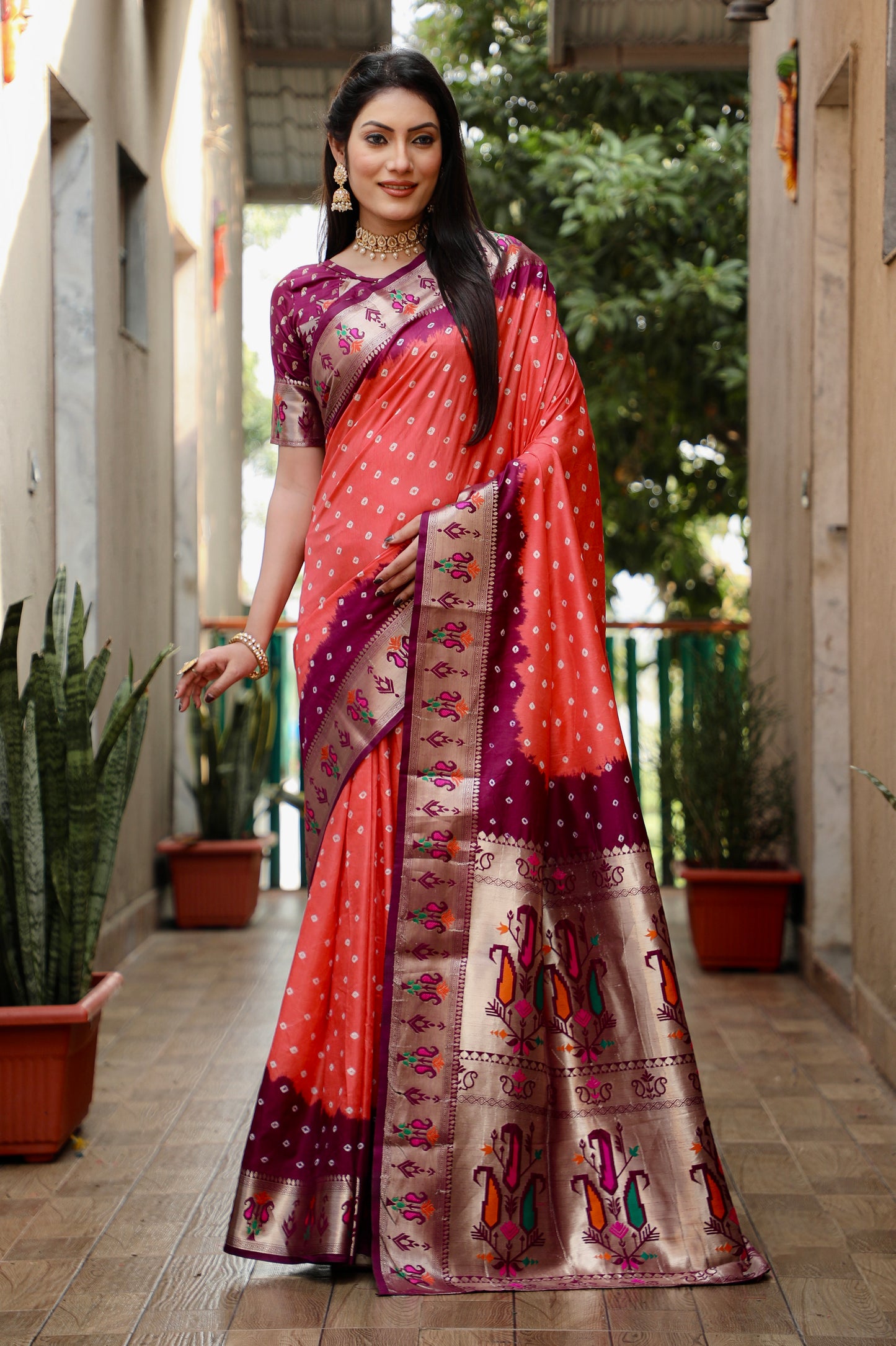 जरी पैठानी बुनाई बॉर्डर के साथ पीच चंदानी डोला सॉफ्ट सिल्क बंधेज साड़ी