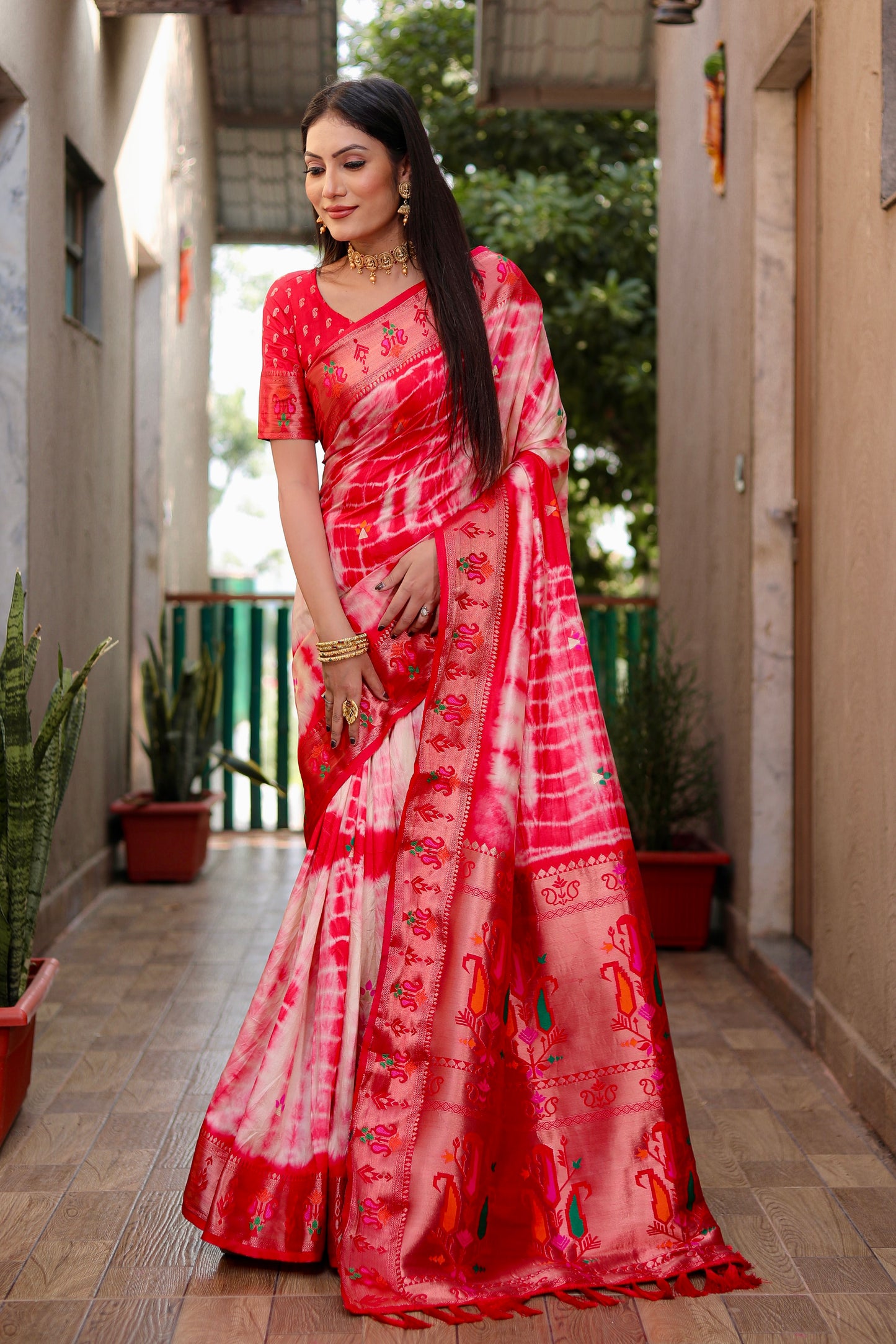 लाल रंग विशेष सिबोरी प्रिंट पैठानी सिल्क साड़ी ज़री गोल्ड और मीनाकारी पैठानी बॉर्डर