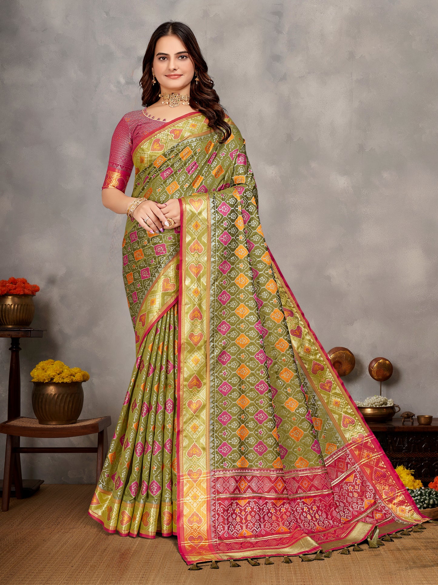 हरे रंग की शुद्ध हैंडलूम सिल्क इक्कत पटोला साड़ी कांची बॉर्डर के साथ