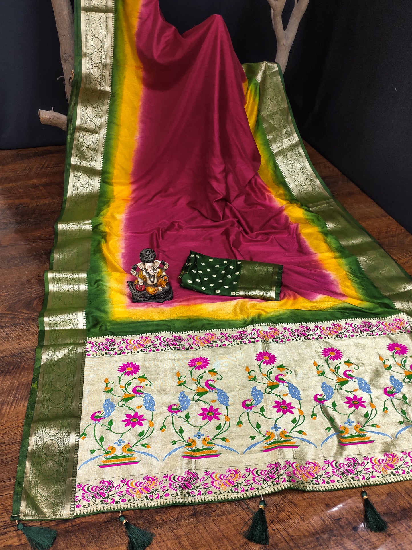 लाल रंग की सुपीरियर और प्रीमियम शुद्ध पैठणी साड़ी 3डी डाइंग शिबोरी डाइंग के साथ