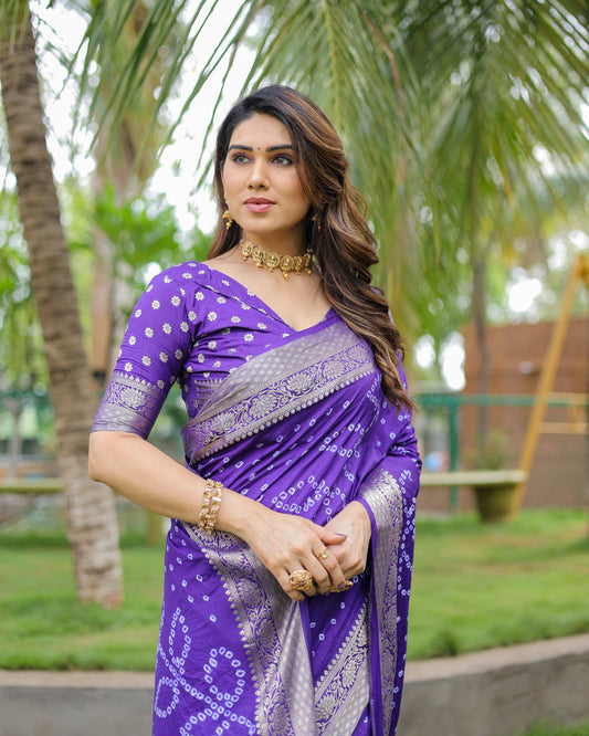 जरी बुनाई बॉर्डर के साथ नीली पदमावती डोला मुलायम सिल्क बंधेज साड़ी