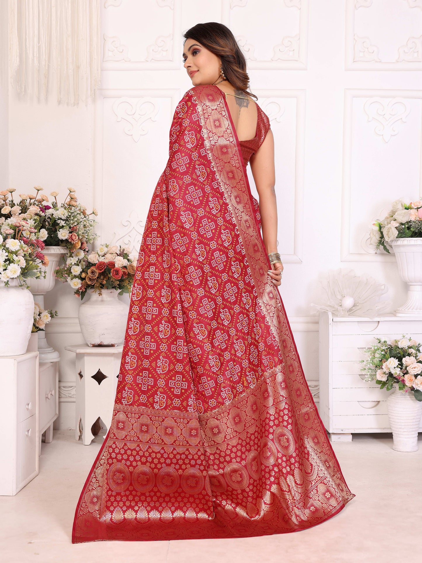 लाल समशीरा मुलायम साटन सिल्क बंधेज प्रिंट साड़ी, संपूर्ण ज़री बुनाई बॉर्डर के साथ