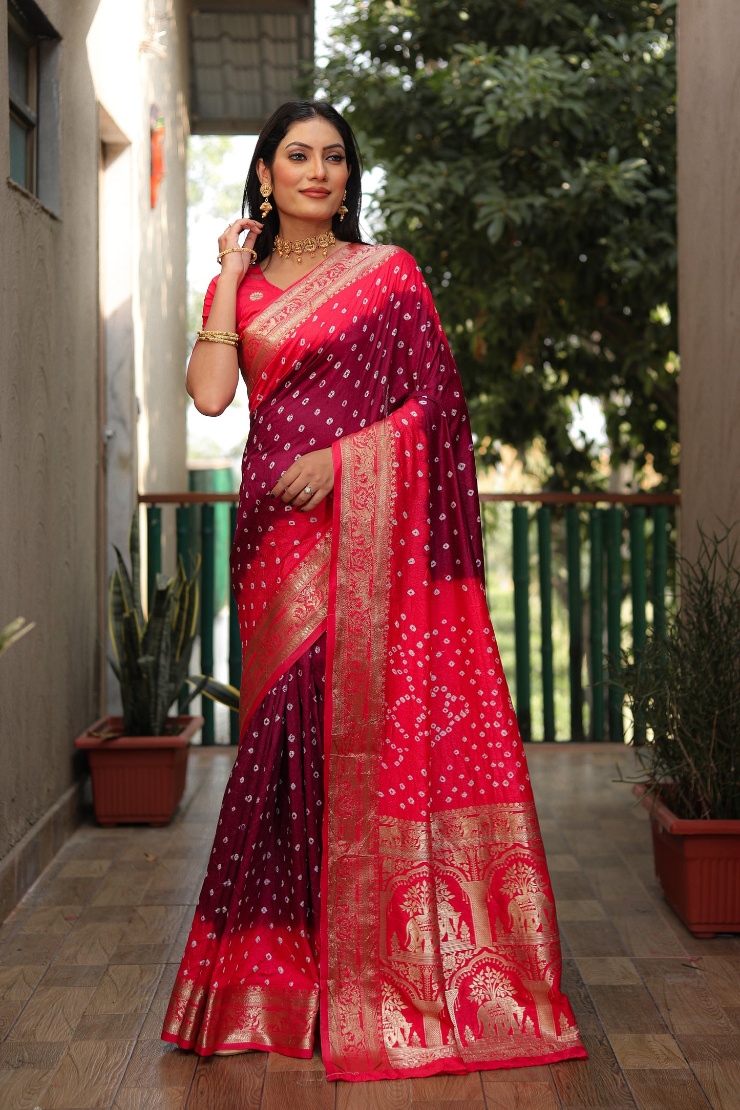 ज़री बॉर्डर रिच टिश्यू पल्लू के साथ बंधेज बॉर्डर वाली गुलाबी वाहिनी बंधेज सिल्क साड़ी