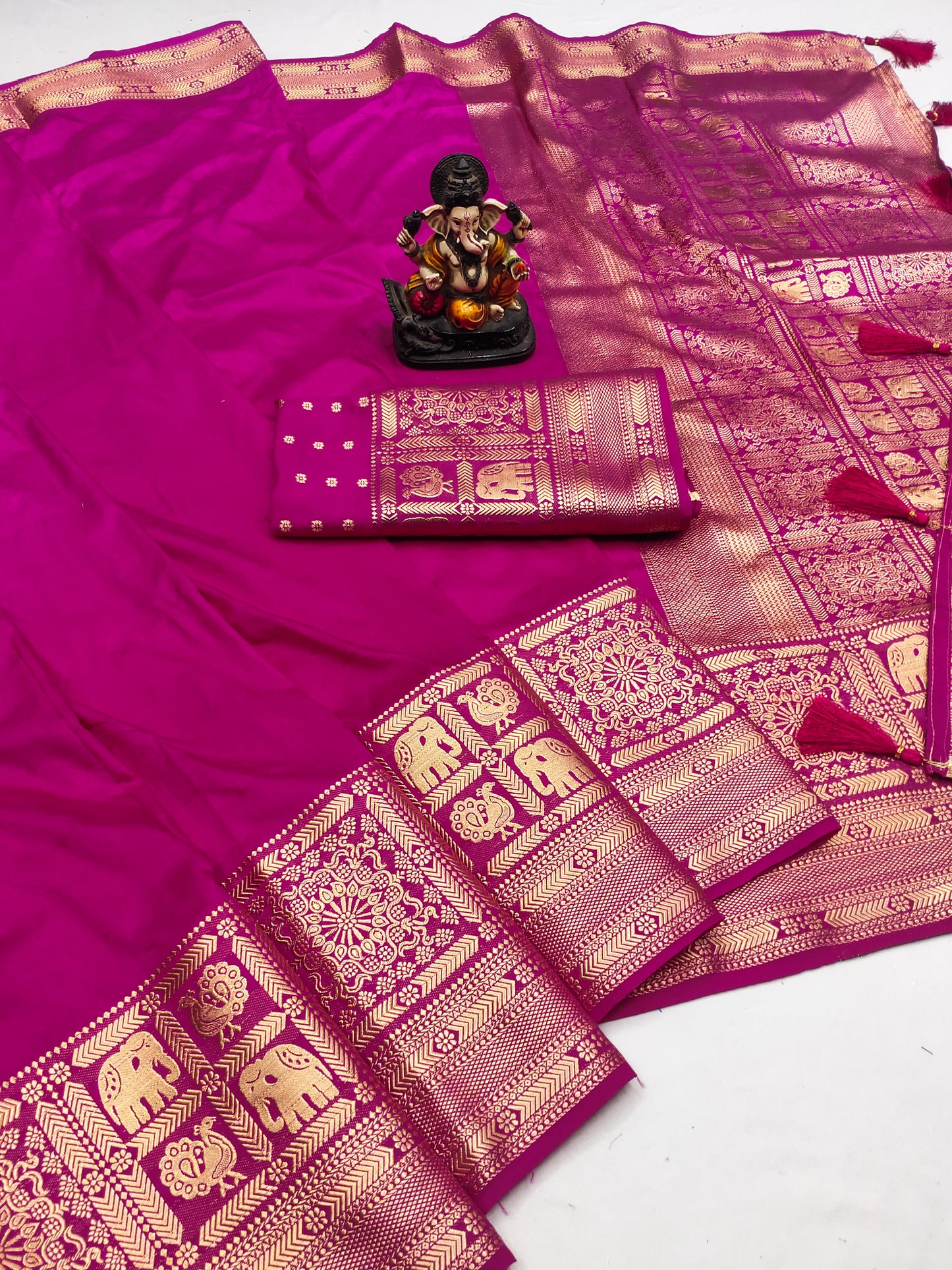 गुलाबी रंग सुपीरियर शुद्ध गाला डोला सिल्क साड़ी भारी हाथ डाईड और ज़री बॉर्डर