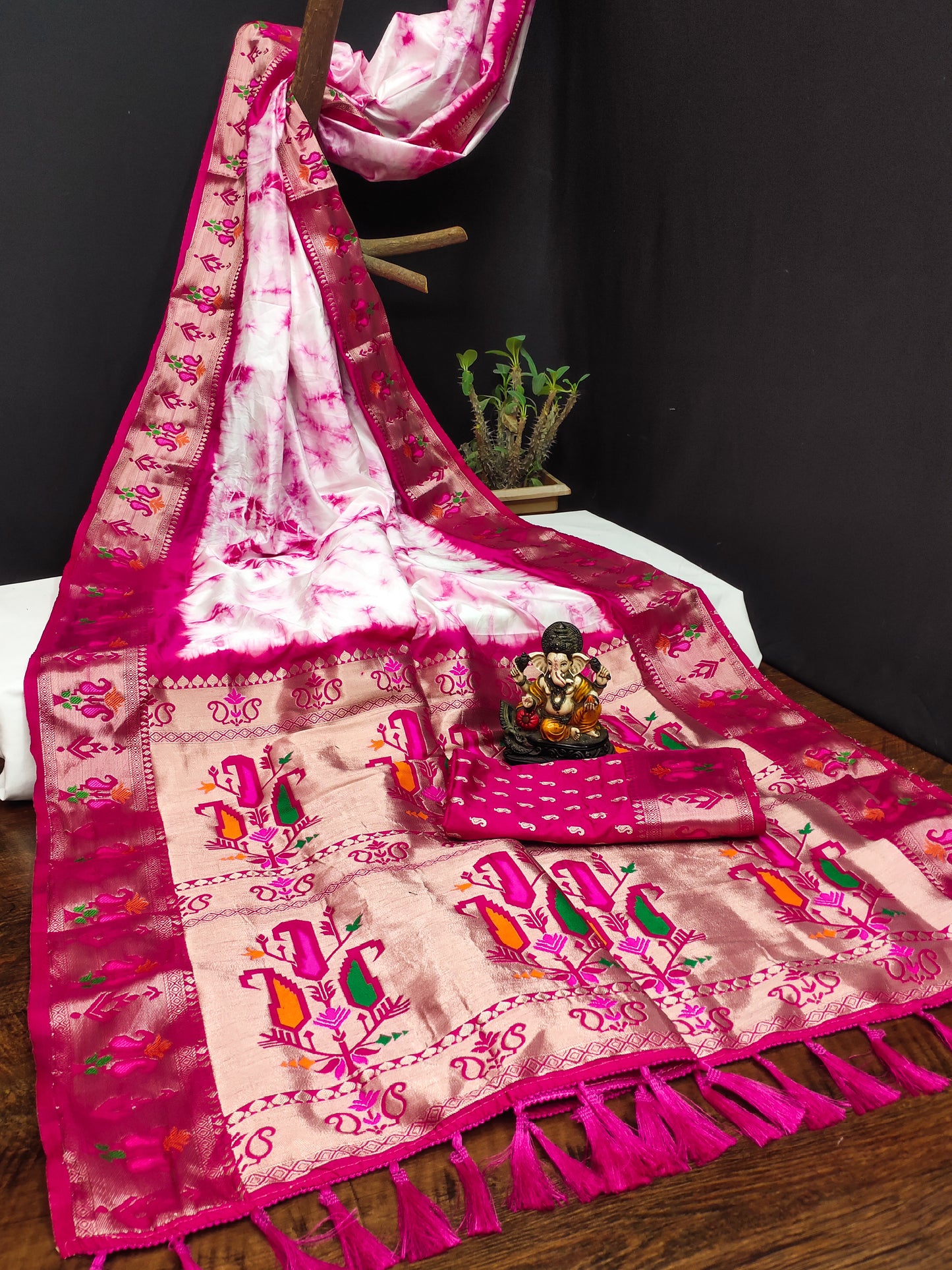 गुलाबी रंग की प्रीमियम सिबरी प्रिंट पैथानी सिल्क साड़ी ज़री गोल्ड और मीनाकारी पैथानी बॉर्डर