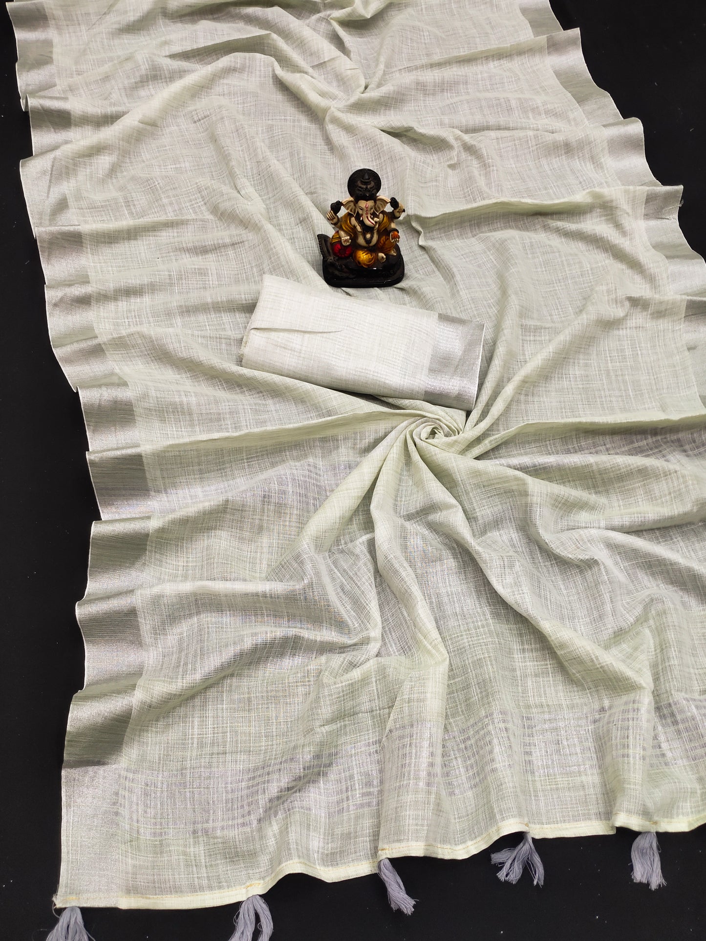 व्हाइट लिनन ब्यूटी ग्रिवा कोलाज और ऑफिस वियर कलेक्शन