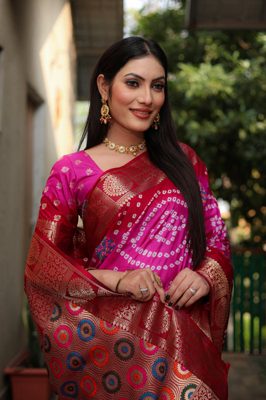 गहरे गुलाबी रंग की इशानी शुद्ध बंधेज सिल्क साड़ी मीनाकारी बुनाई बूटा ज़री के साथ
