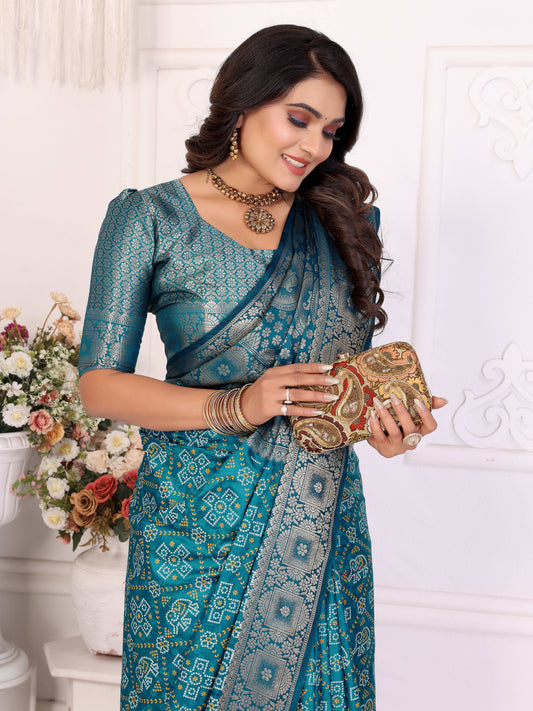 स्काई ब्लू समशीरा सॉफ्ट साटन सिल्क बंधेज प्रिंट साड़ी, पूरे ज़री बुनाई बॉर्डर के साथ