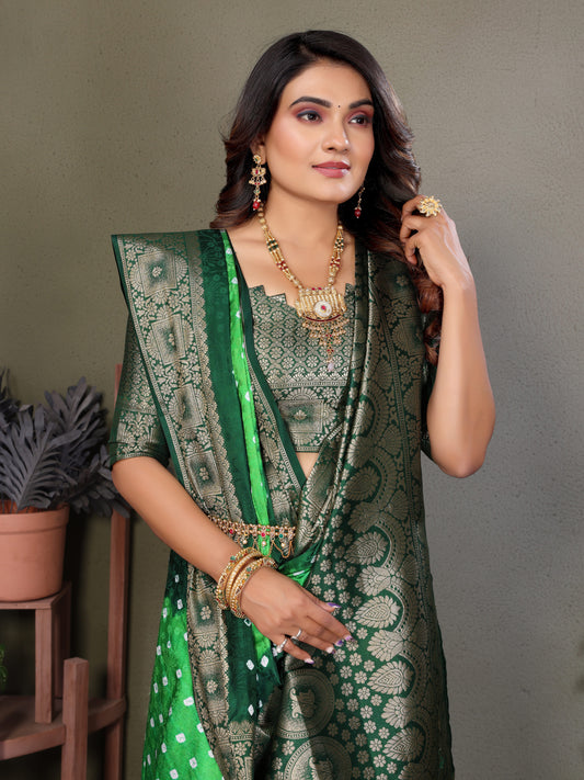 ज़री बुनाई बॉर्डर के साथ हल्के हरे रंग की सत्यवती बंधेज साटन सिल्क साड़ी