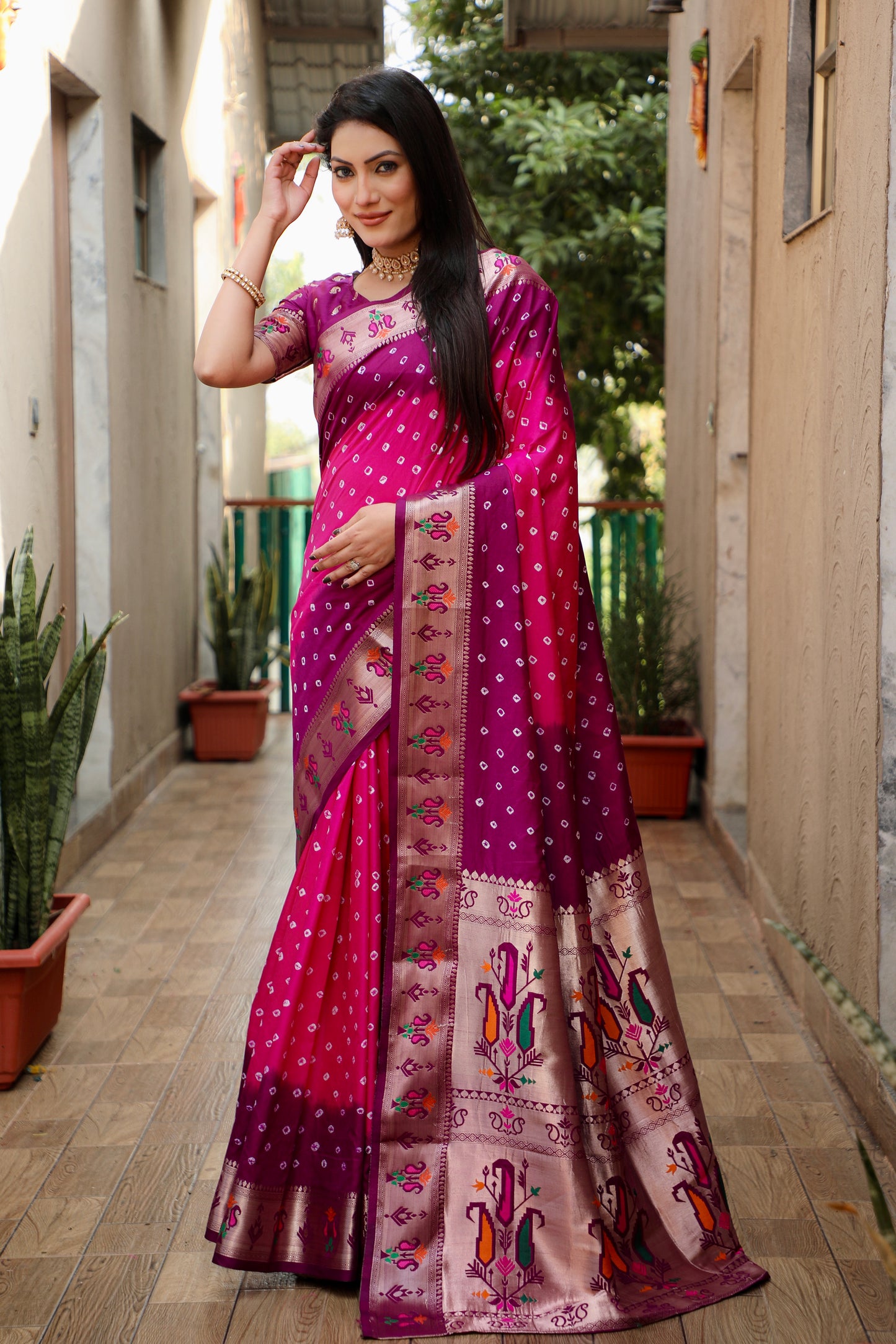 जरी पैठानी बुनाई बॉर्डर के साथ गुलाबी चांदनी डोला नरम रेशम बंधेज साड़ी