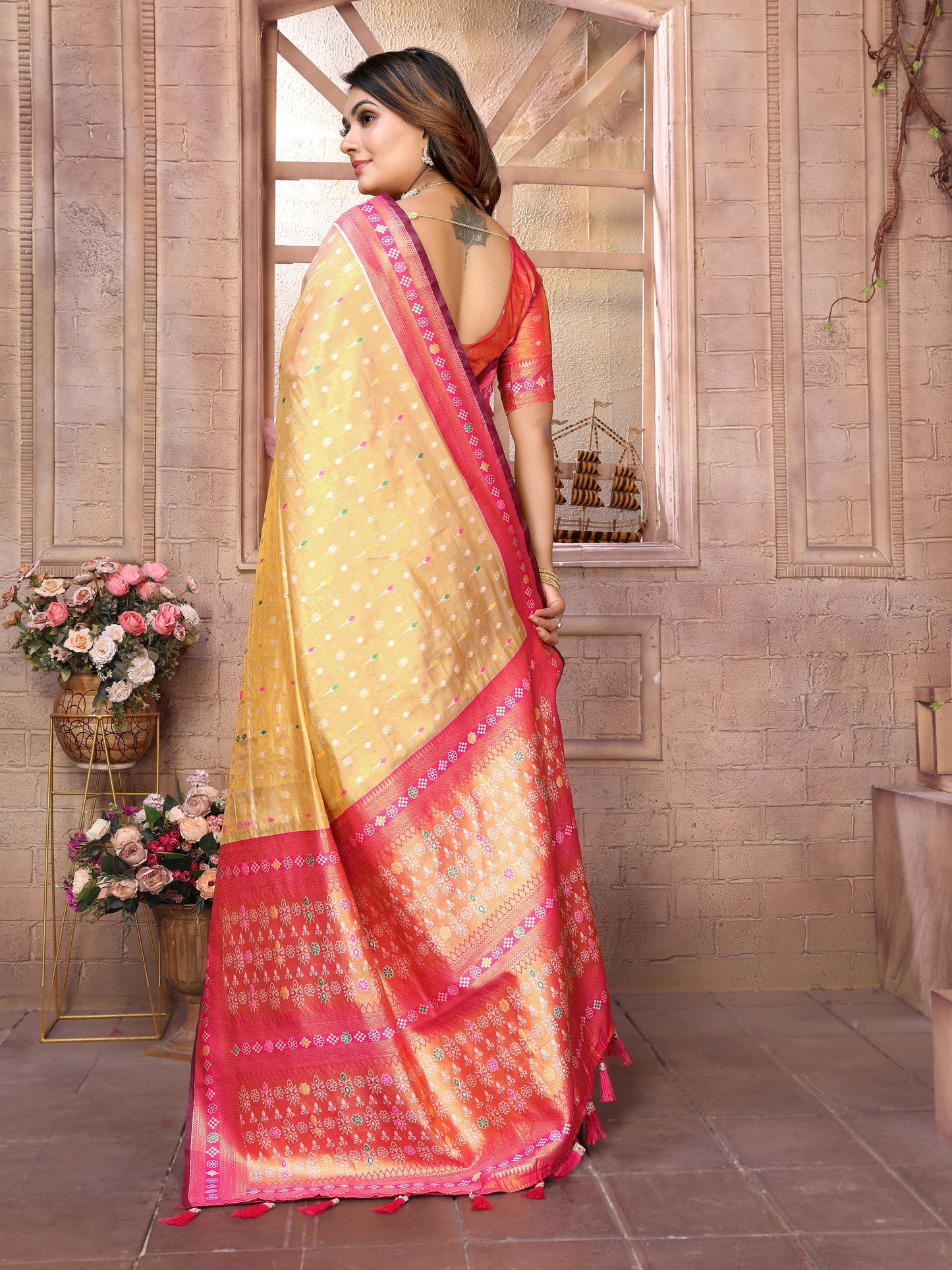 बेज रंग की बनारसी टिशू सिल्क साड़ी बुनाई वाली बूटियों के साथ