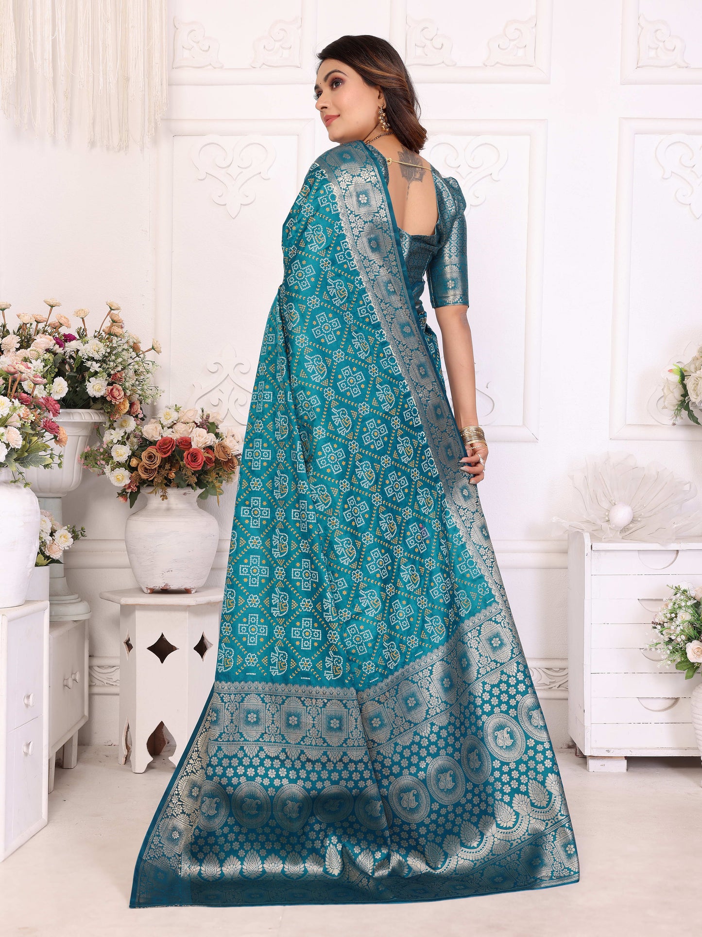 स्काई ब्लू समशीरा सॉफ्ट साटन सिल्क बंधेज प्रिंट साड़ी, पूरे ज़री बुनाई बॉर्डर के साथ