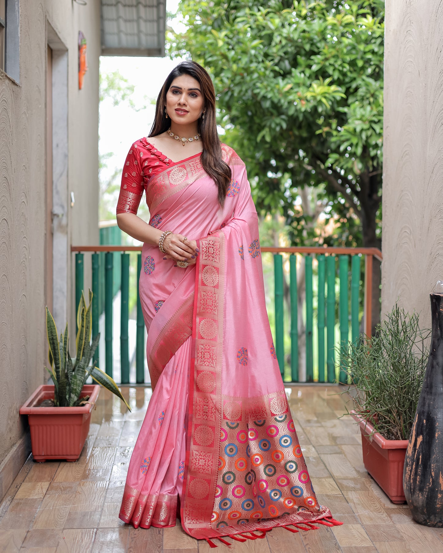 गुलाबी रंग की खूबसूरत ट्रेंडी कलेक्शन डोला सिल्क साड़ी अनोखे बूटा डिज़ाइन के साथ