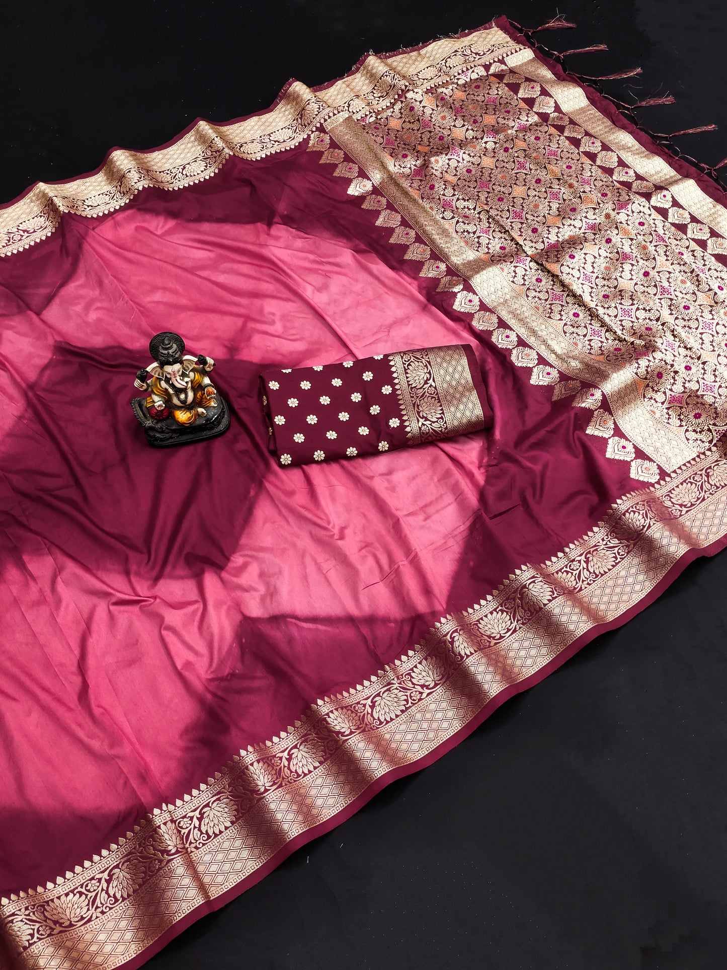 गुलाबी रंग की उच्च गुणवत्ता वाली सिबरी प्रिंट पैठनी सिल्क साड़ी ज़री गोल्ड और मीनाकारी बॉर्डर