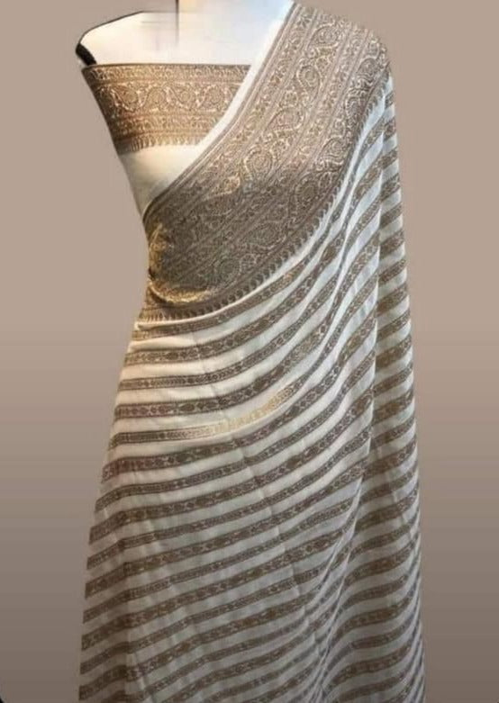 बनारसी जॉर्जेट सिल्क साड़ी में बहुमूल्य रूप से रखा गया