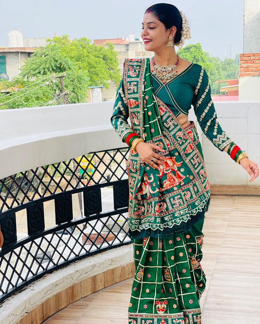 विशेष अवसर के लिए अभिक्षा हरे रंग की कढ़ाईदार पेंटर पटोला साड़ी