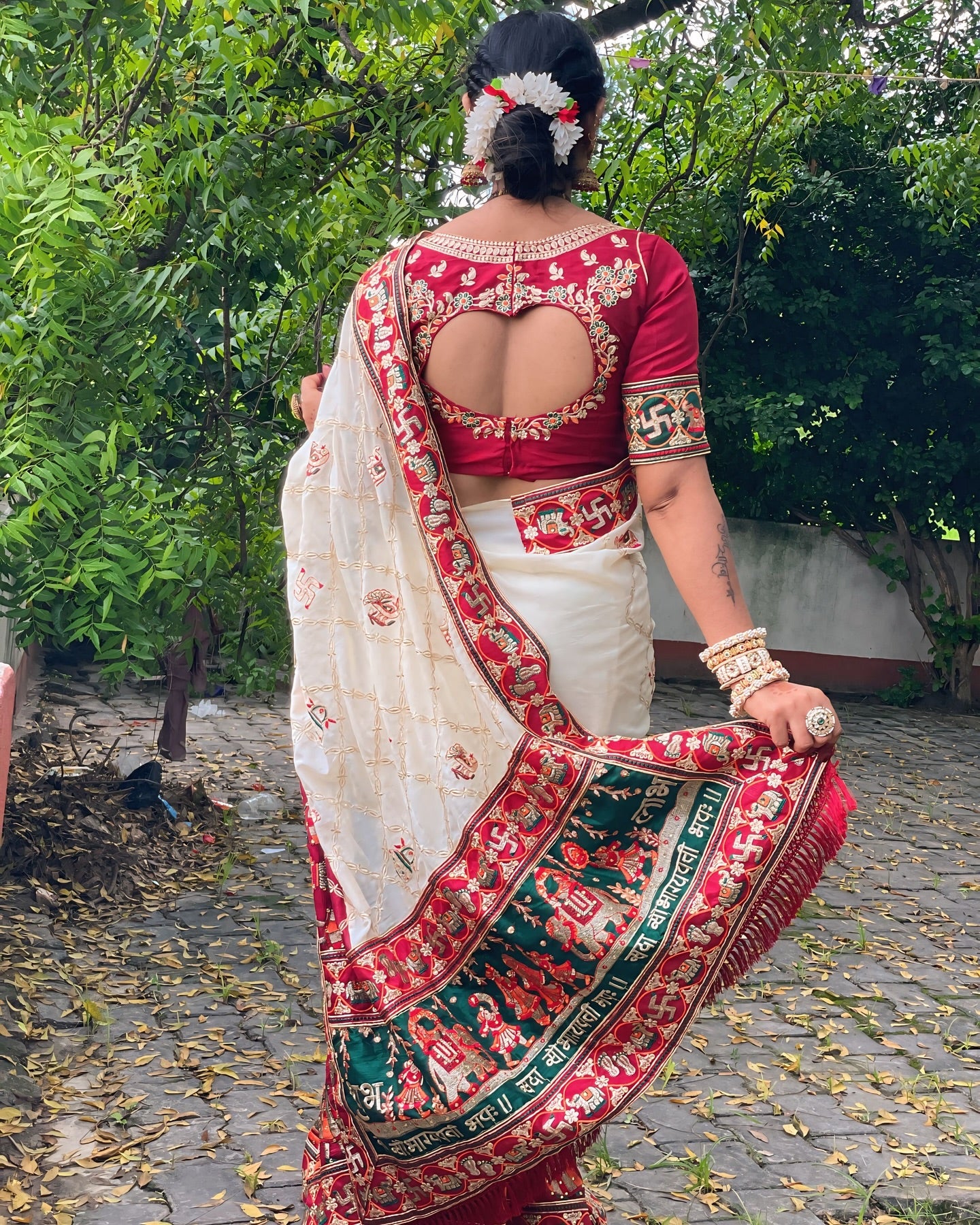 विशेष अवसर के लिए अभिक्षा हरे रंग की कढ़ाईदार पेंटर पटोला साड़ी