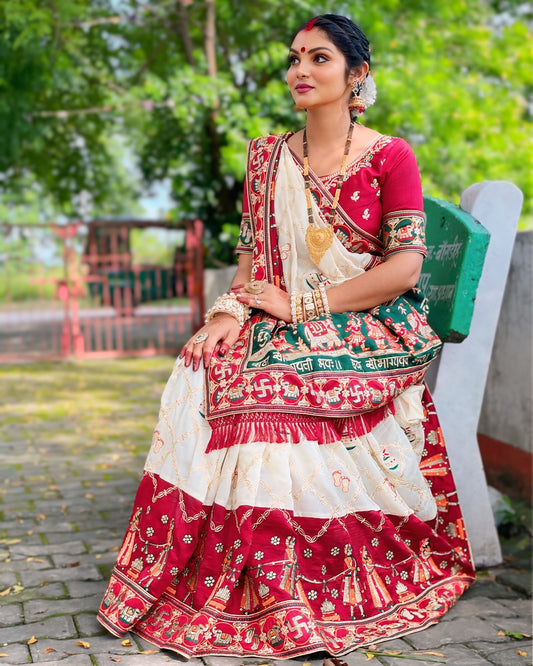 विशेष अवसर के लिए अभिक्षा हरे रंग की कढ़ाईदार पेंटर पटोला साड़ी