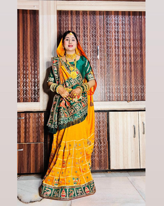 विशेष अवसर के लिए नारंगी पीला हरा रंग कढ़ाई पैंट पटोला साड़ी