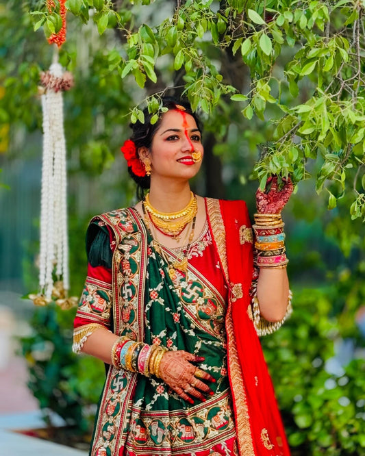 विशेष अवसर के लिए अभिक्षा हरे रंग की कढ़ाईदार पेंटर पटोला साड़ी