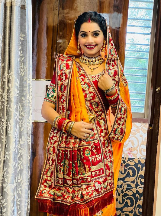 विशेष अवसर के लिए अभिक्षा हरे रंग की कढ़ाईदार पेंटर पटोला साड़ी