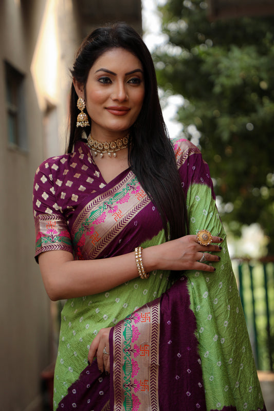 हल्के हरे रंग की स्वास्तिक बंधेज सिल्क साड़ी मीनाकारी बॉर्डर और ज़री बुनाई कलश और स्वास्तिक डिजाइन के साथ