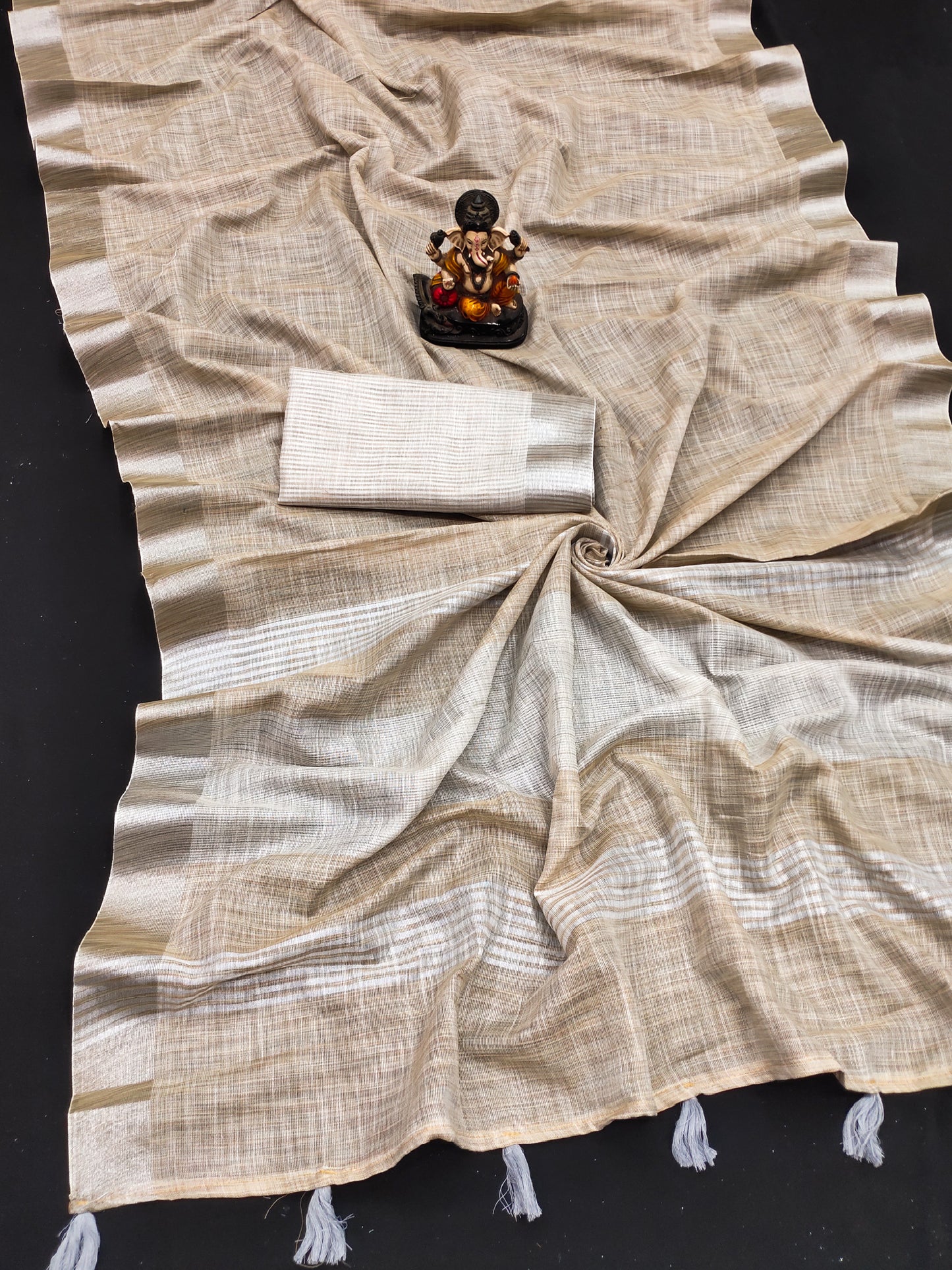 चीकू लिनन ब्यूटी ग्रिवा कोलाज और ऑफिस वियर कलेक्शन