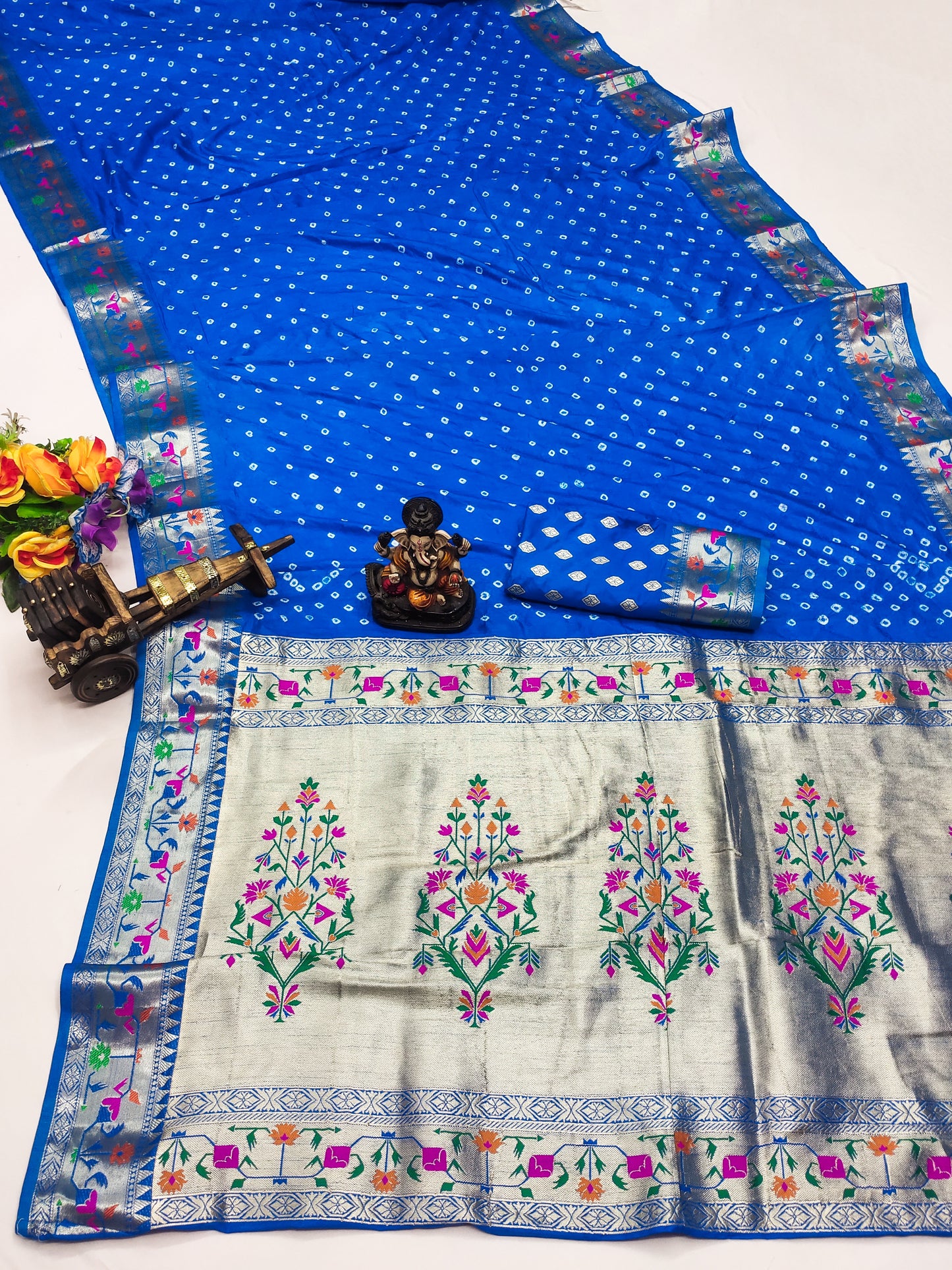 जरी पैठानी बुनाई बॉर्डर के साथ नीली जानकी डोला मुलायम रेशम बंधेज साड़ी