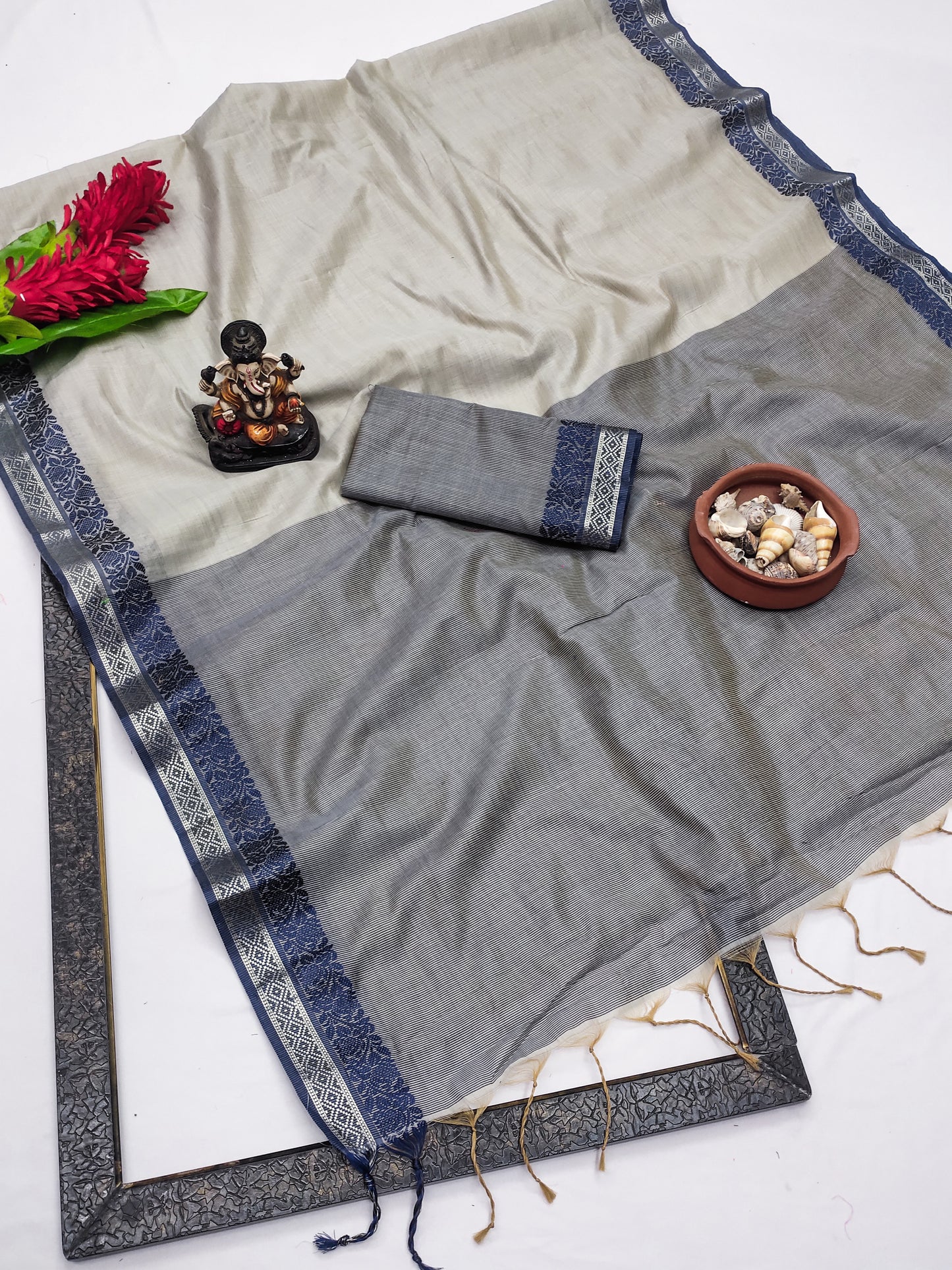 इस त्यौहार के मौसम के लिए ग्रे बेहद खूबसूरत मोहिनी प्रीमियम रॉयल लिनन सिल्क साड़ियाँ