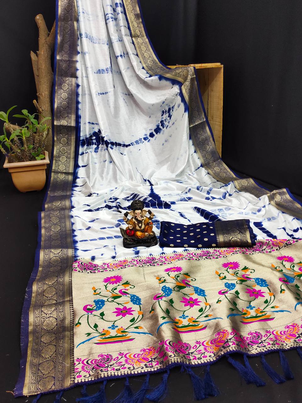 नीले रंग की खूबसूरत ओरिजिनल सिबोरी सॉफ्ट डोला सिल्क साड़ी के साथ