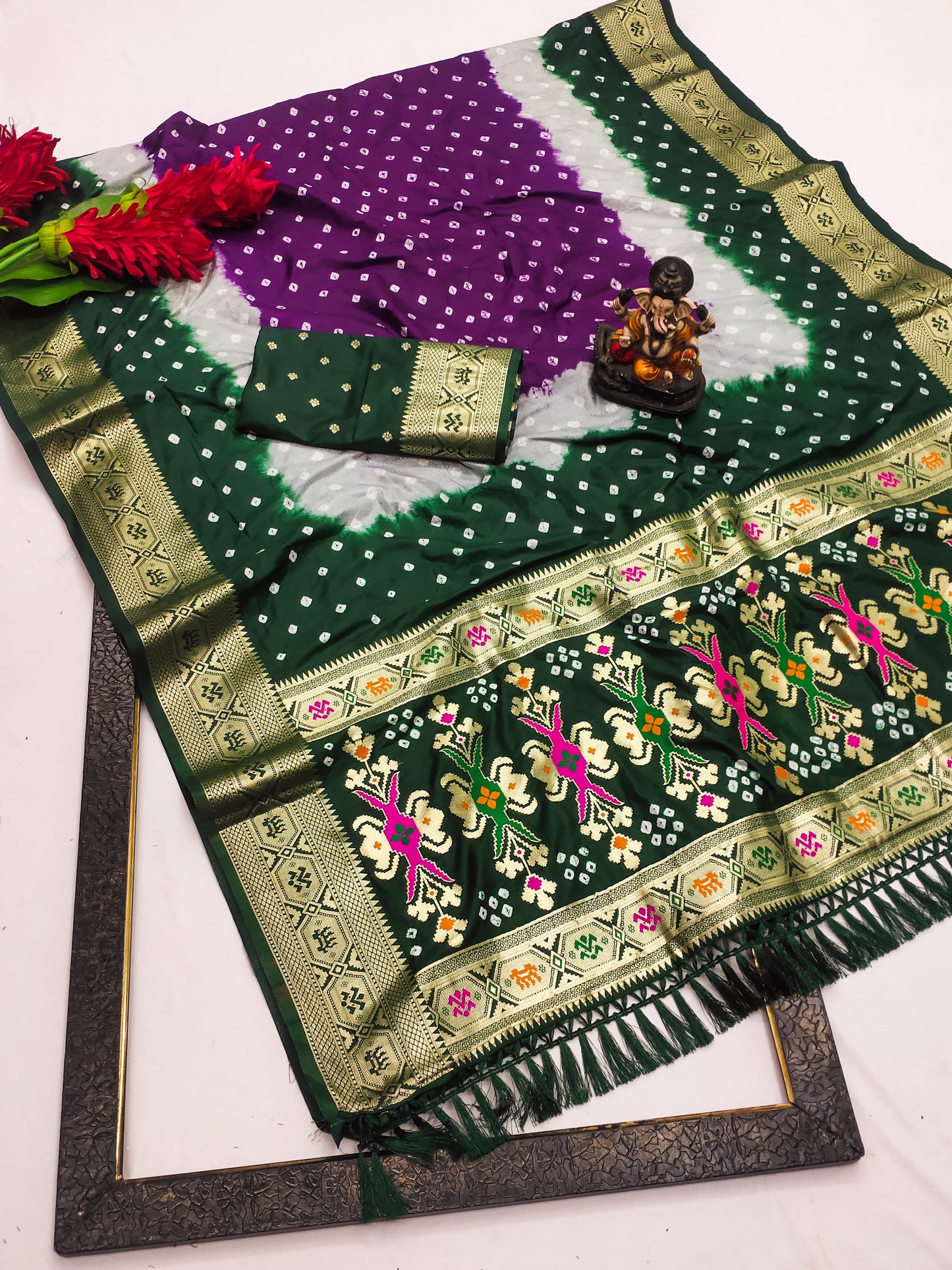 मल्टीकलर 4 माहिरा सॉफ्ट सिल्क बंधेज साड़ी जिसमें मल्टीकलर डाइंग और सॉफ्ट और आसान फ्लोई है