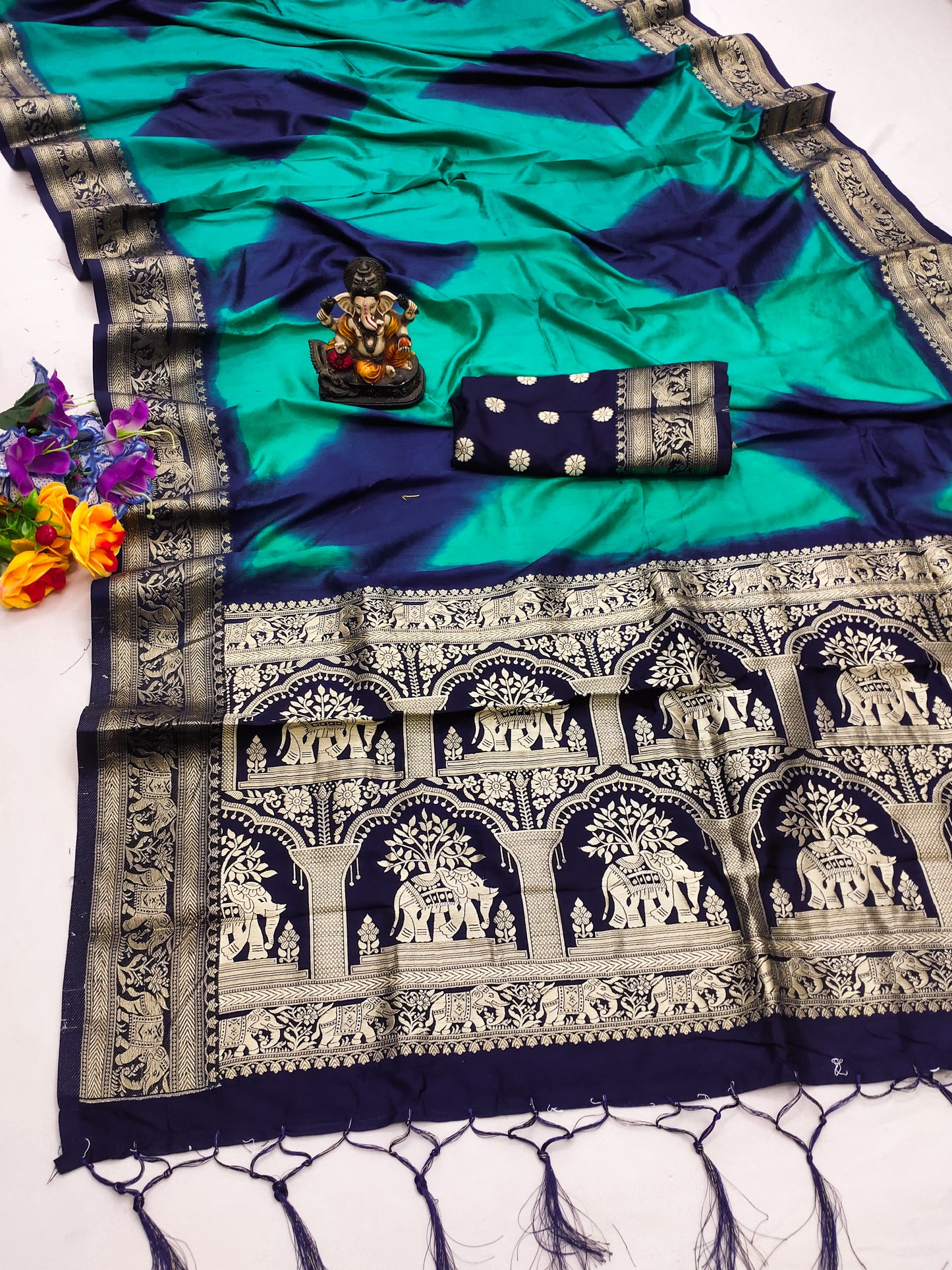 नीले रंग की सिबोरी प्रिंट पैथानी सिल्क साड़ी ज़री गोल्ड और मीनाकारी पैथानी बॉर्डर