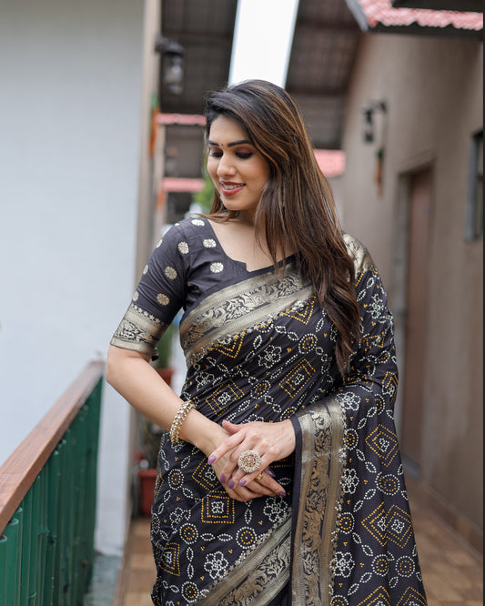 ज़री बुनाई बॉर्डर के साथ काली पुष्पावती नरम डोला सिल्क बंधेज प्रिंट साड़ी