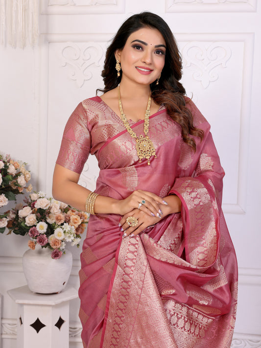 पीच रंग प्रीमियम और सुपीरियर सॉफ्ट ऑर्गेना सिल्क बनारसी साड़ी बुट्टा अनोखे रंग के साथ