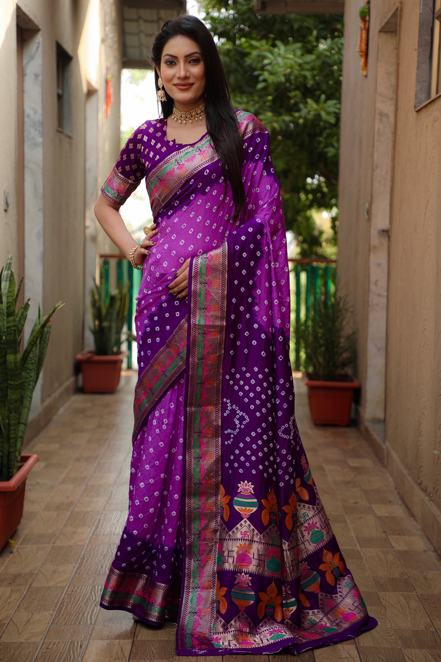 बैंगनी स्वास्तिक बंधेज सिल्क साड़ी मीनाकारी बॉर्डर और ज़री बुनाई कलश और स्वास्तिक डिजाइन के साथ