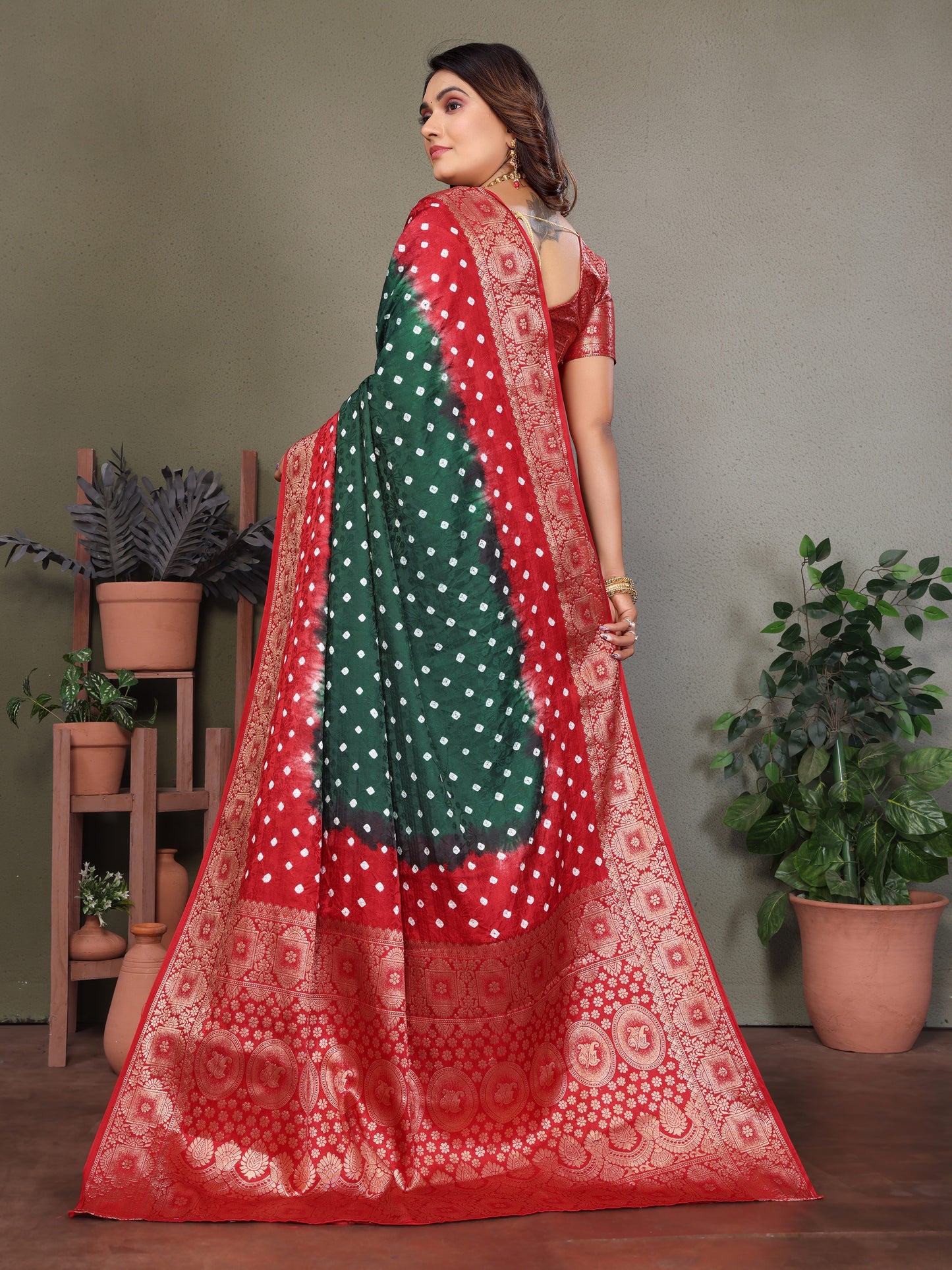 हरी सत्यवती बंधेज साटन सिल्क साड़ी ज़री बुनाई बॉर्डर के साथ