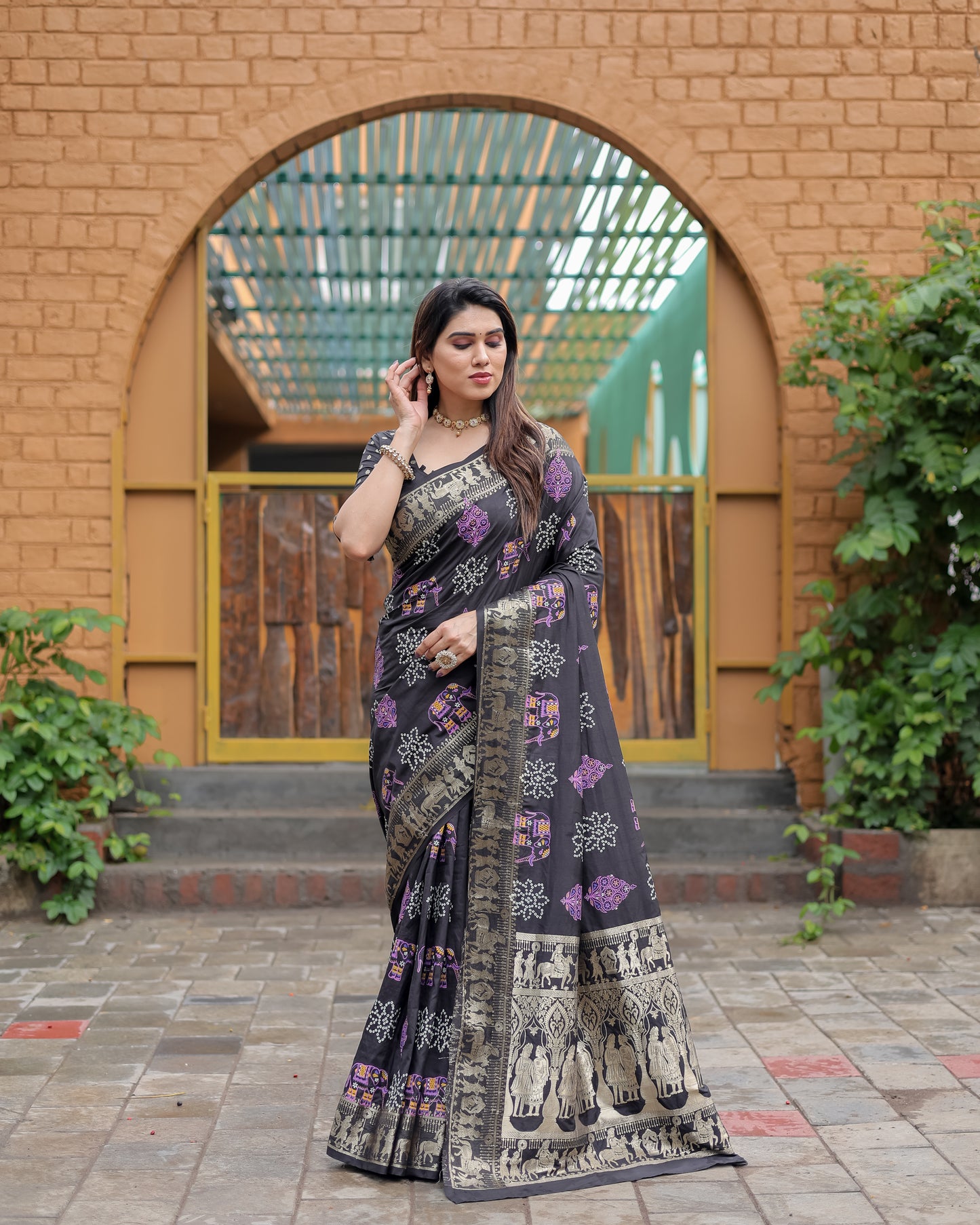 कांची बुनाई बॉर्डर के साथ काली मस्तानी नरम डोला सिल्क बंधेज प्रिंट साड़ी