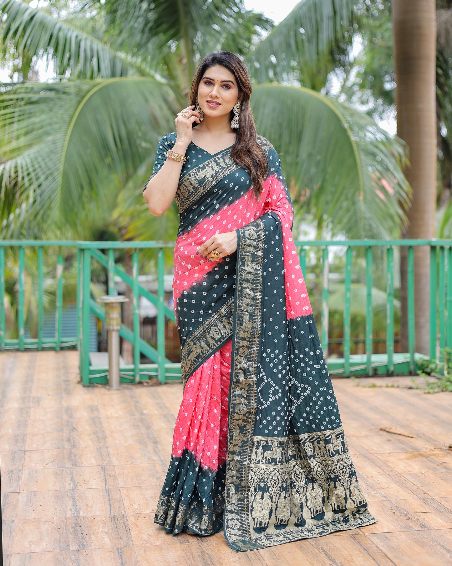 ज़री बुनाई रिच टिश्यू पल्लू के साथ गुलाबी वामिका बंधेज सिल्क साड़ी