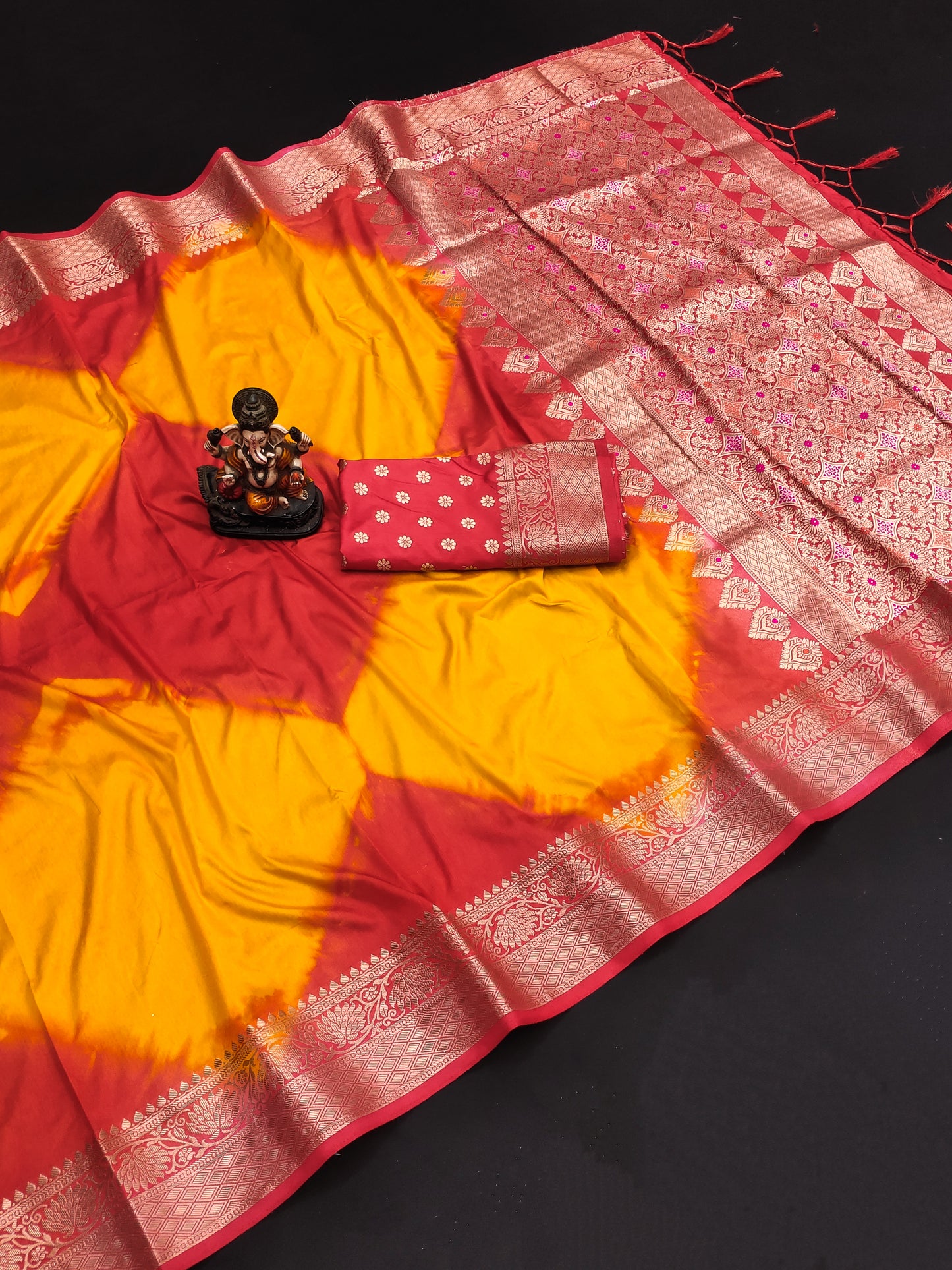 पीले रंग की उच्च गुणवत्ता वाली सिबरी प्रिंट पैठानी सिल्क साड़ी ज़री गोल्ड और मीनाकारी बॉर्डर