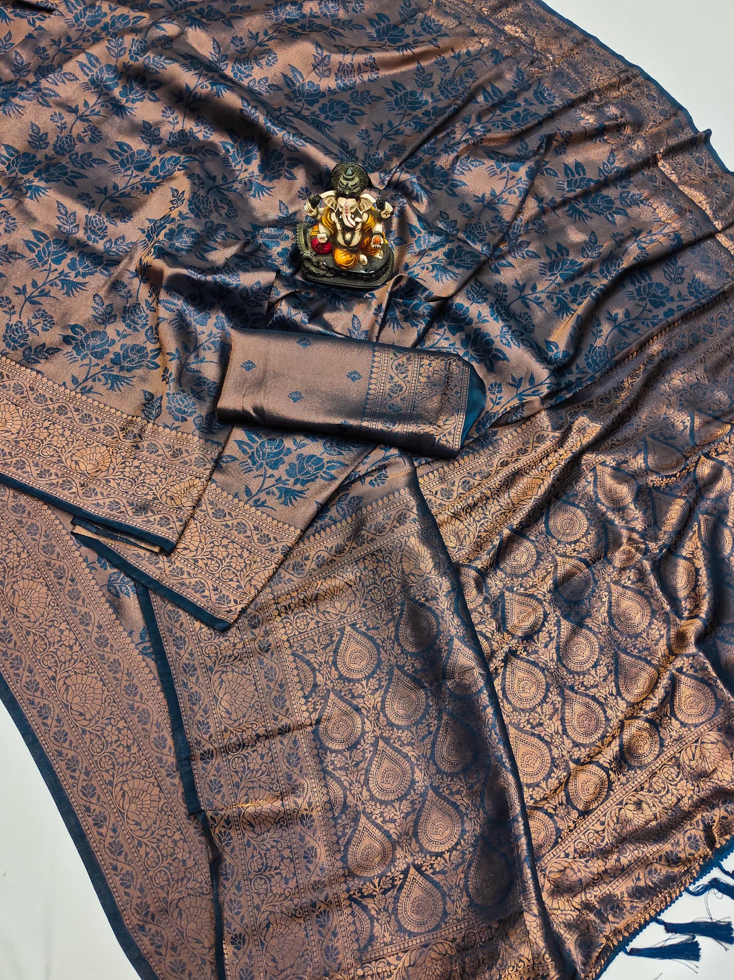 नेवी ब्लू रोज़ा सॉफ्ट सिल्क कांजीवरम मिश्रण साड़ी सुंदर बुनाई विशेष काम के साथ