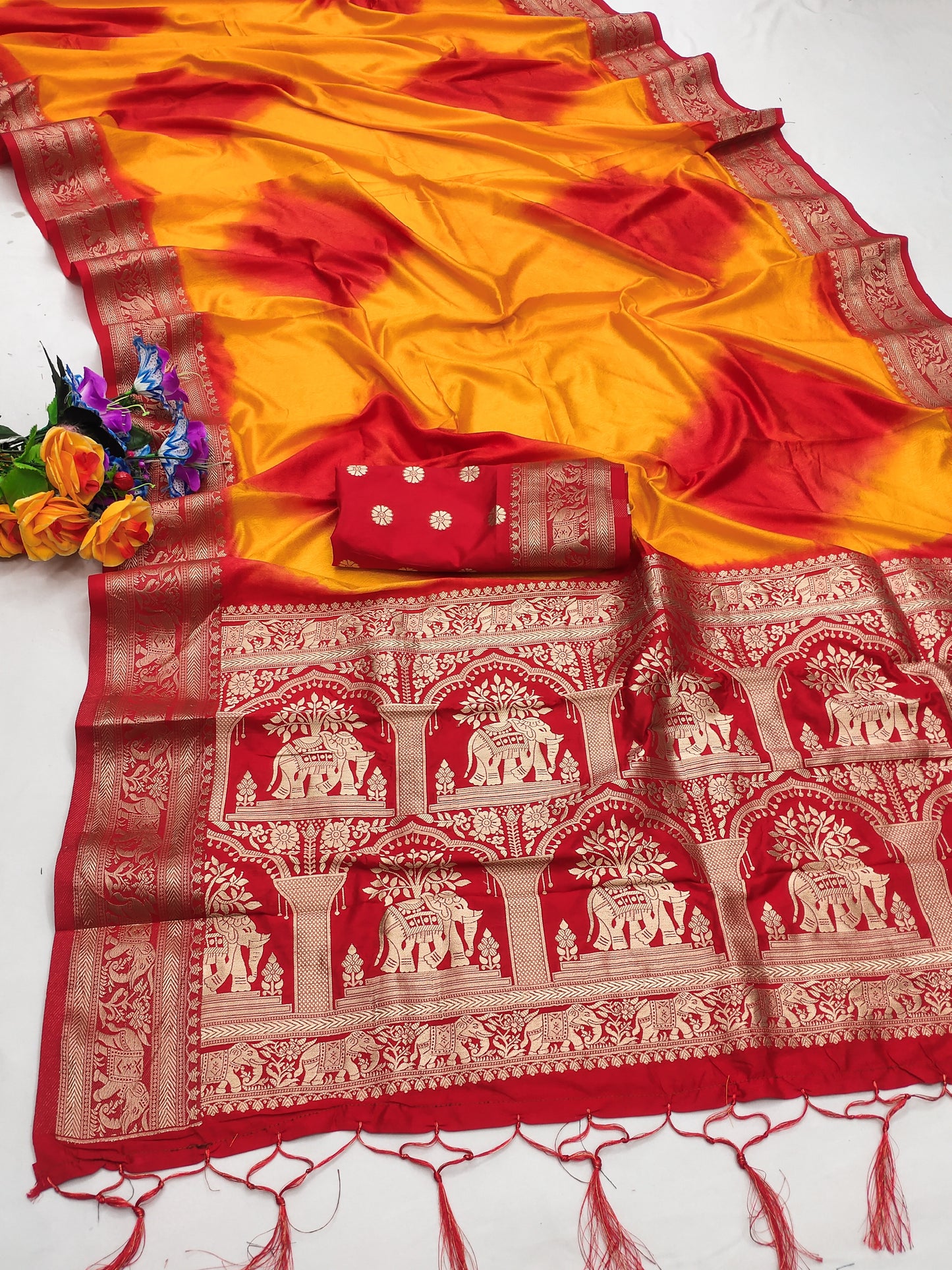 पीले रंग की सिबोरी प्रिंट पैथानी सिल्क साड़ी ज़री गोल्ड और मीनाकारी पैथानी बॉर्डर