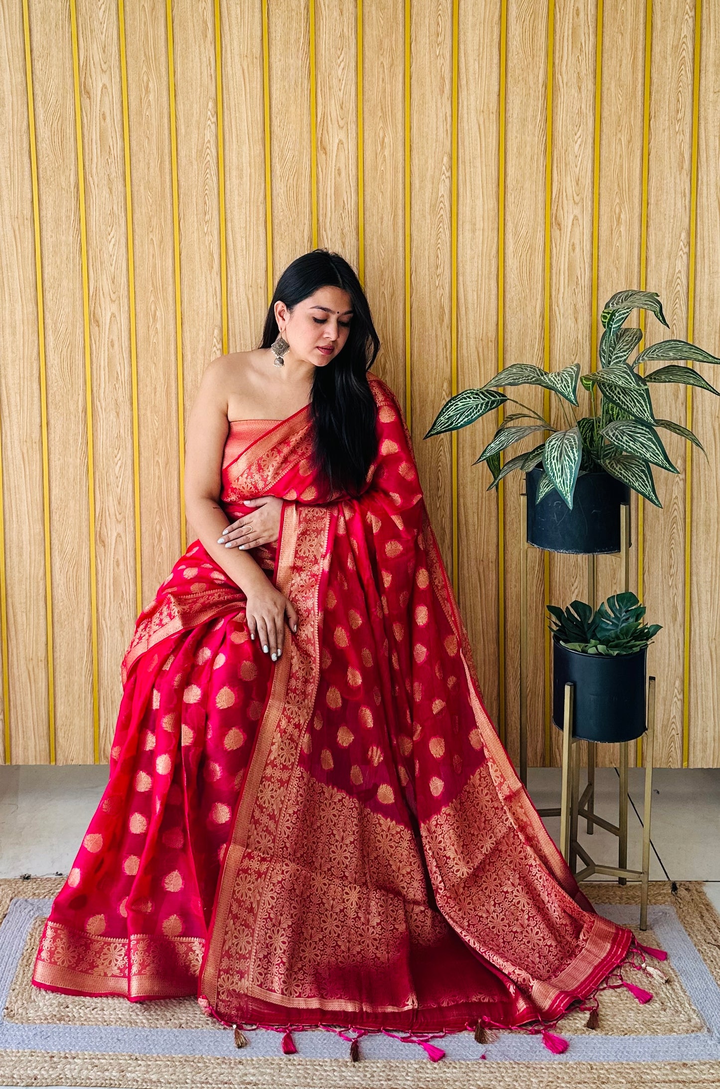 गुलाबी रंग की पर्मियम सॉफ्ट गिमिचू सिल्क साड़ी और जरी बुनाई बॉर्डर