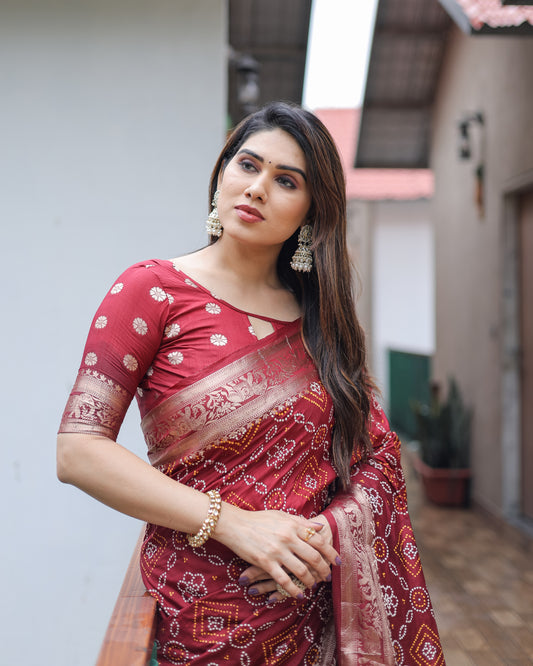 ज़री बुनाई बॉर्डर के साथ मैरून पुष्पावती नरम डोला सिल्क बंधेज प्रिंट साड़ी