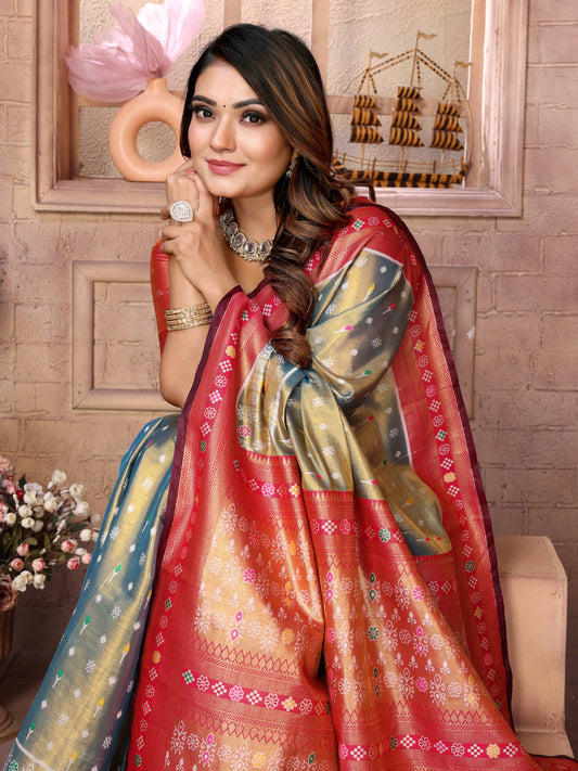 लाल रंग की बनारसी टिशू सिल्क साड़ी बुनाई वाली बूटियों के साथ
